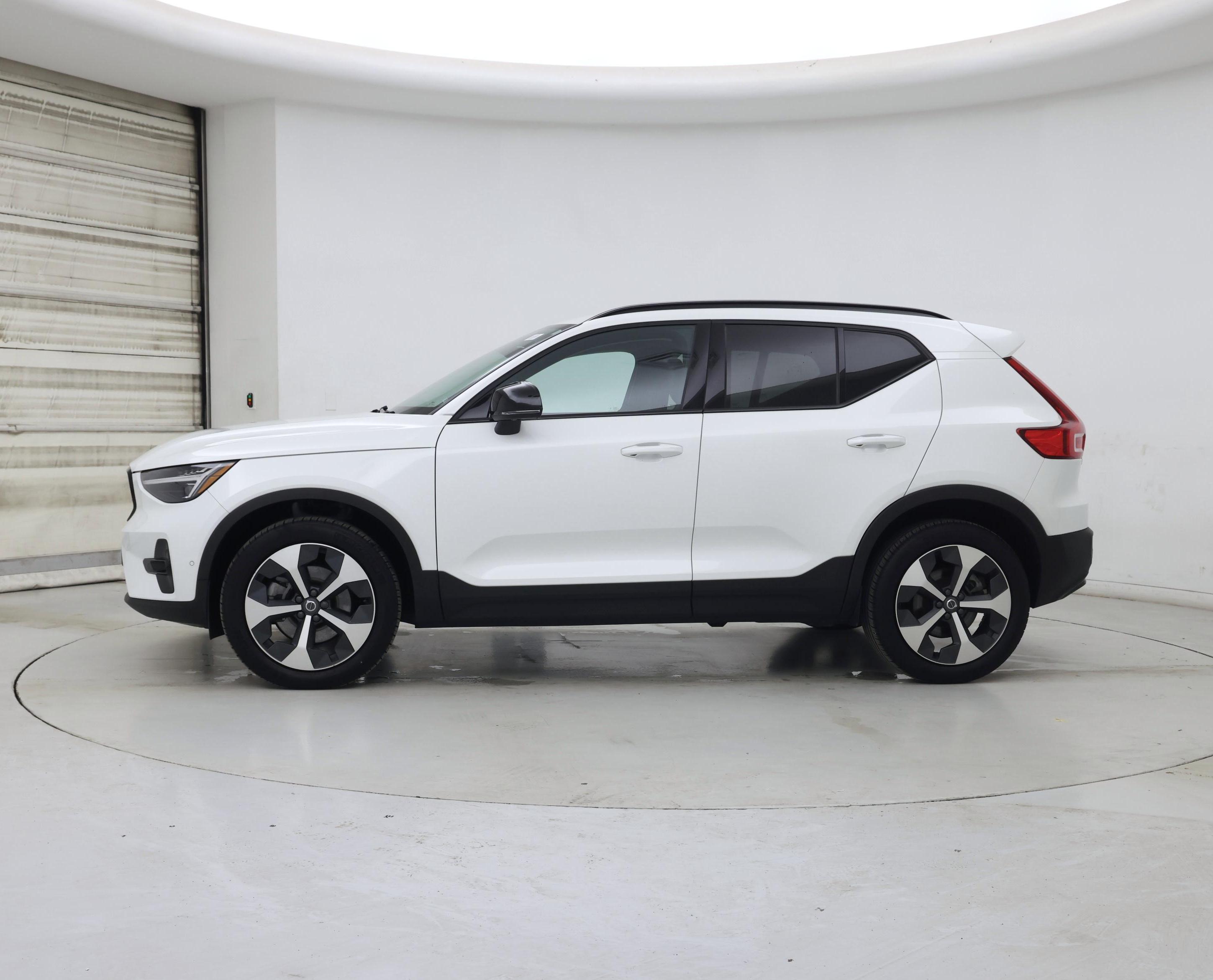 Thumbnail: 2025 Volvo XC40 - 3