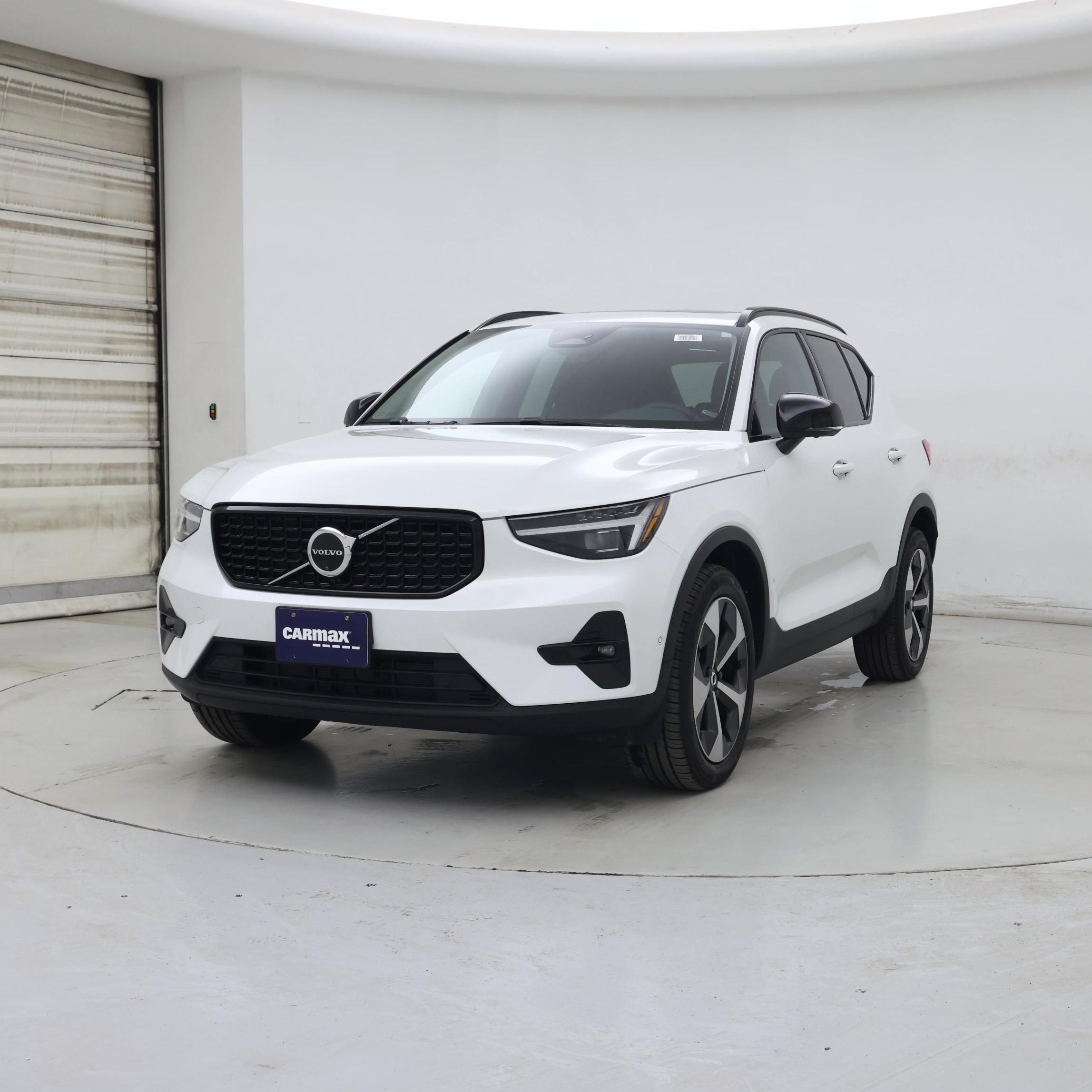 Thumbnail: 2025 Volvo XC40 - 4