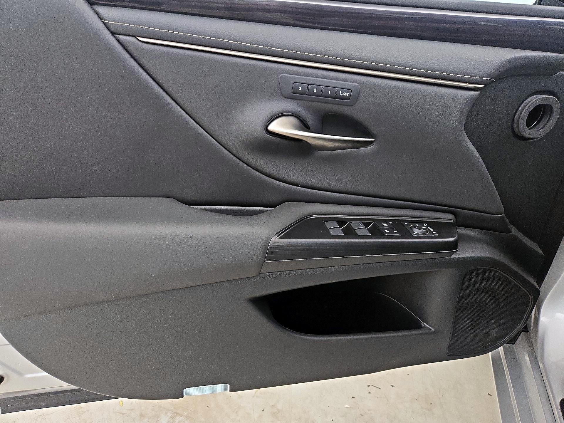 Thumbnail: 2020 Lexus ES - 12