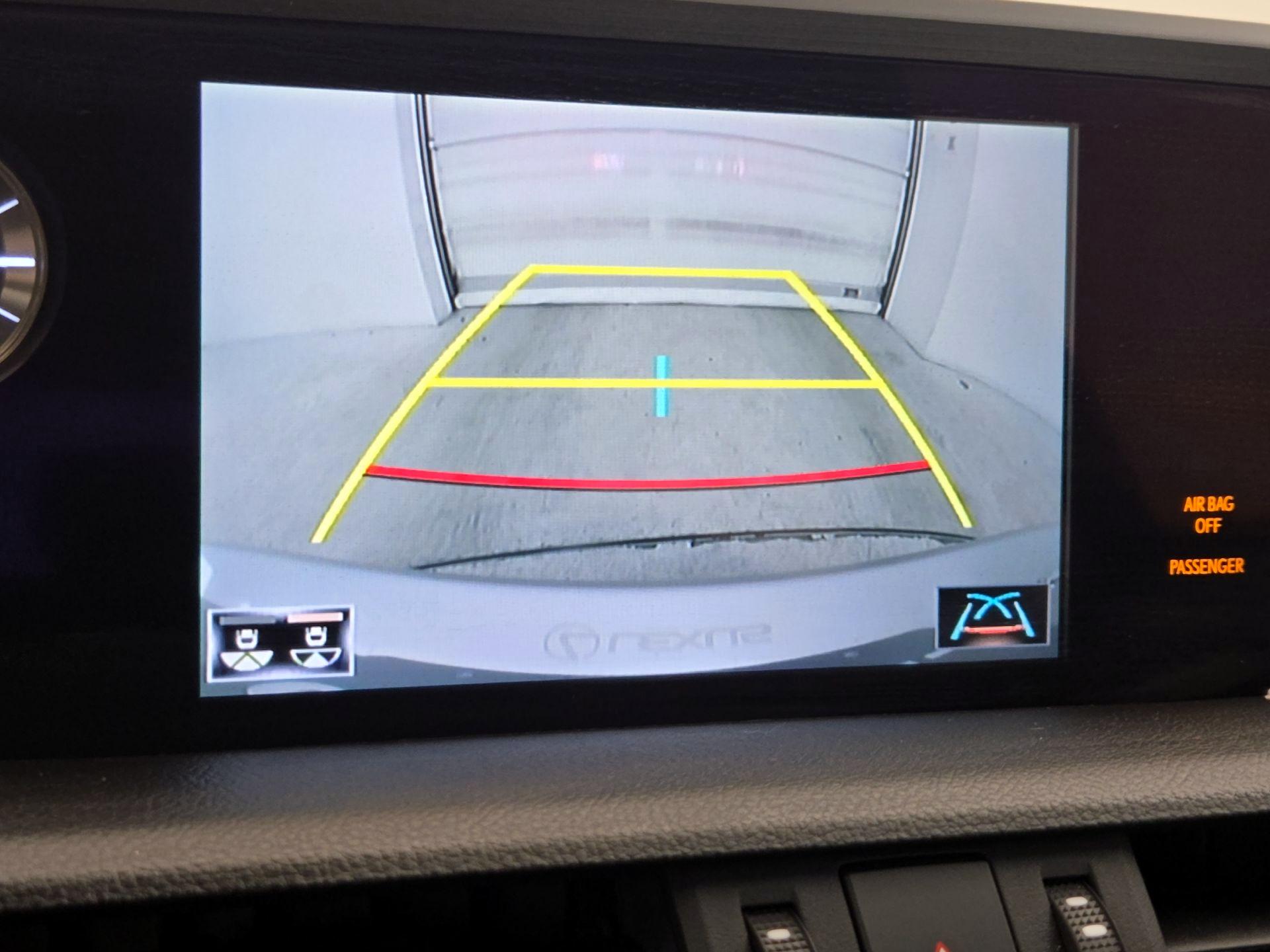 Thumbnail: 2020 Lexus ES - 14