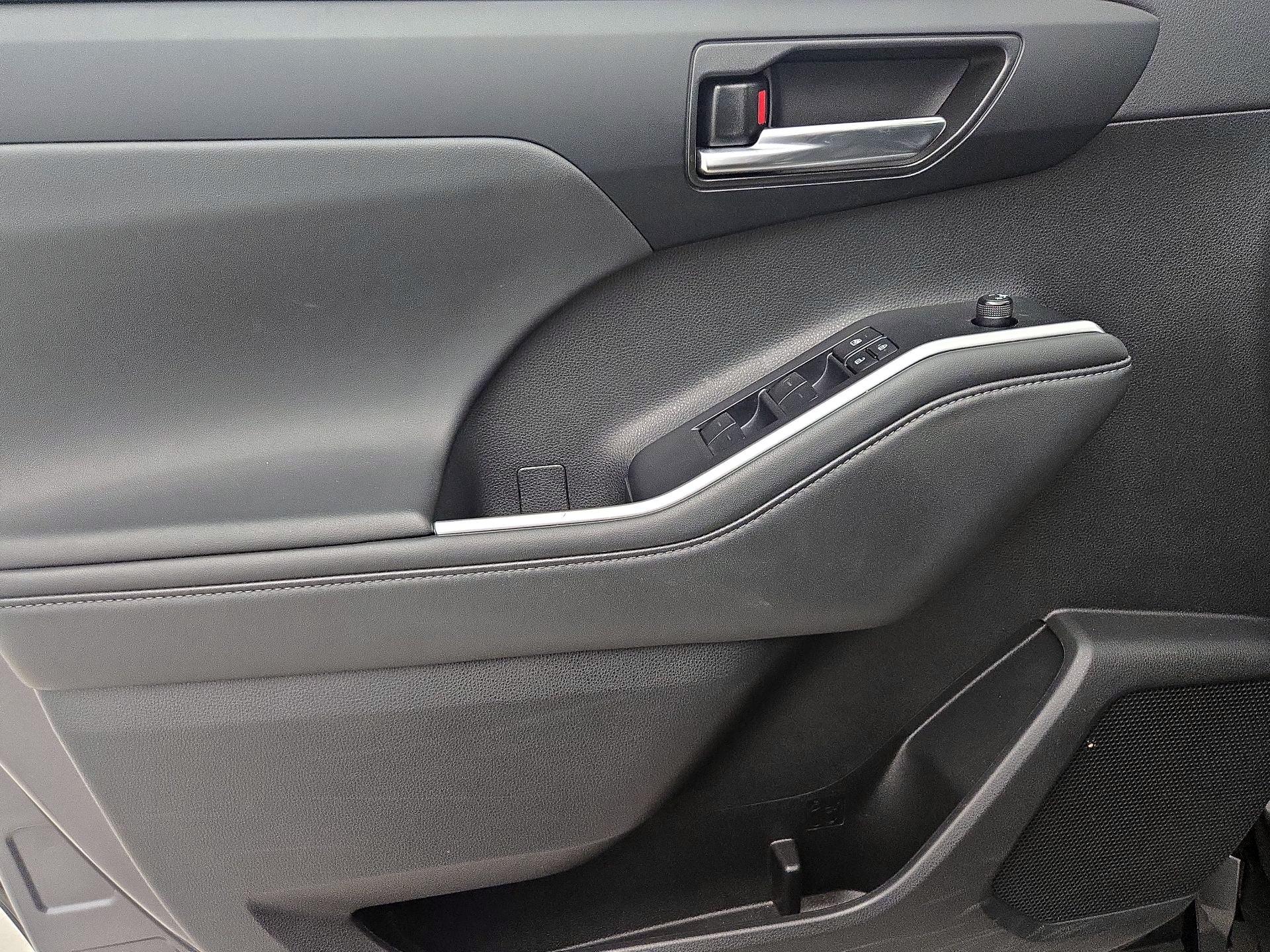 Thumbnail: 2022 Toyota Highlander - 12