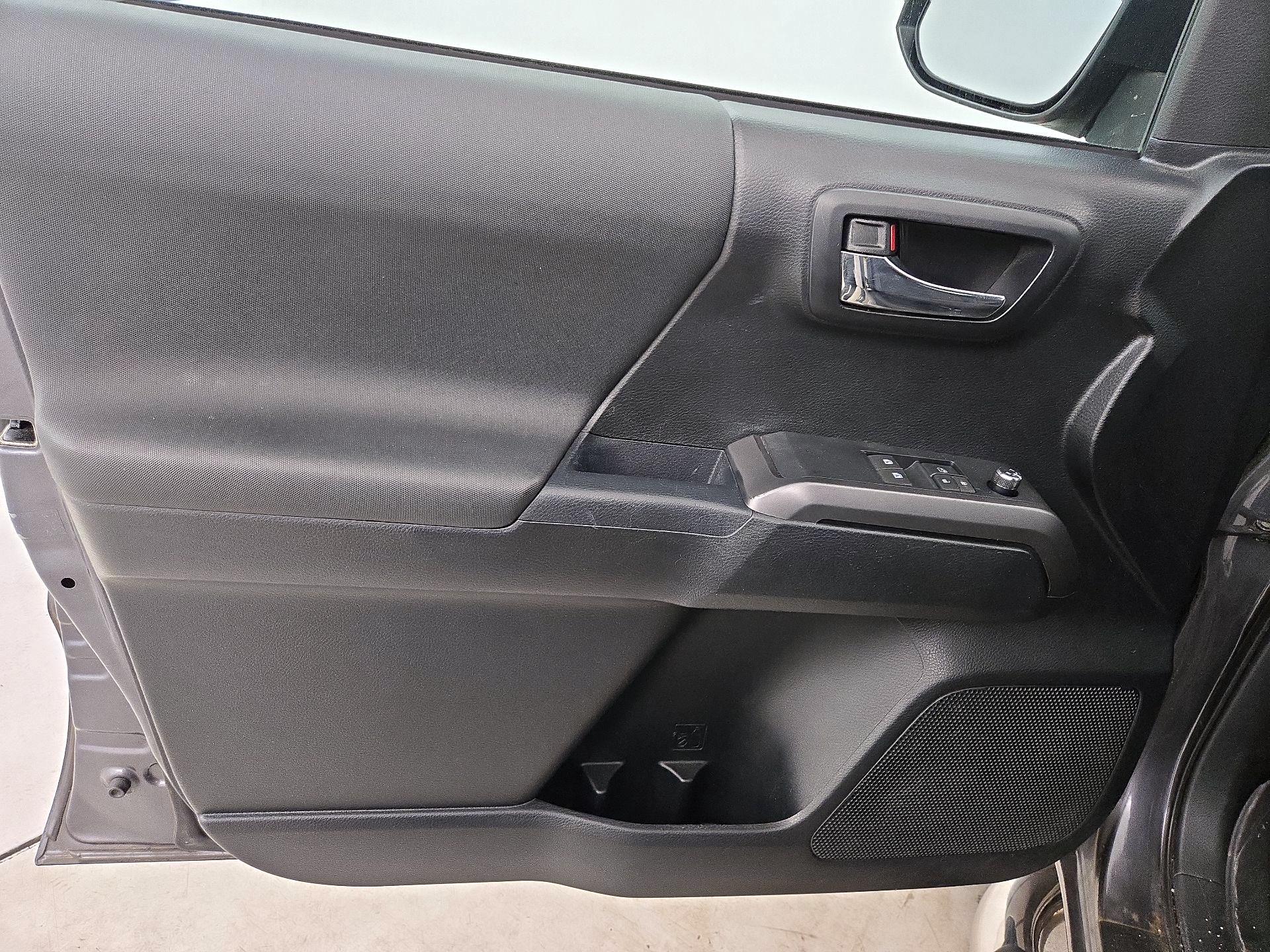 Thumbnail: 2016 Toyota Tacoma - 12