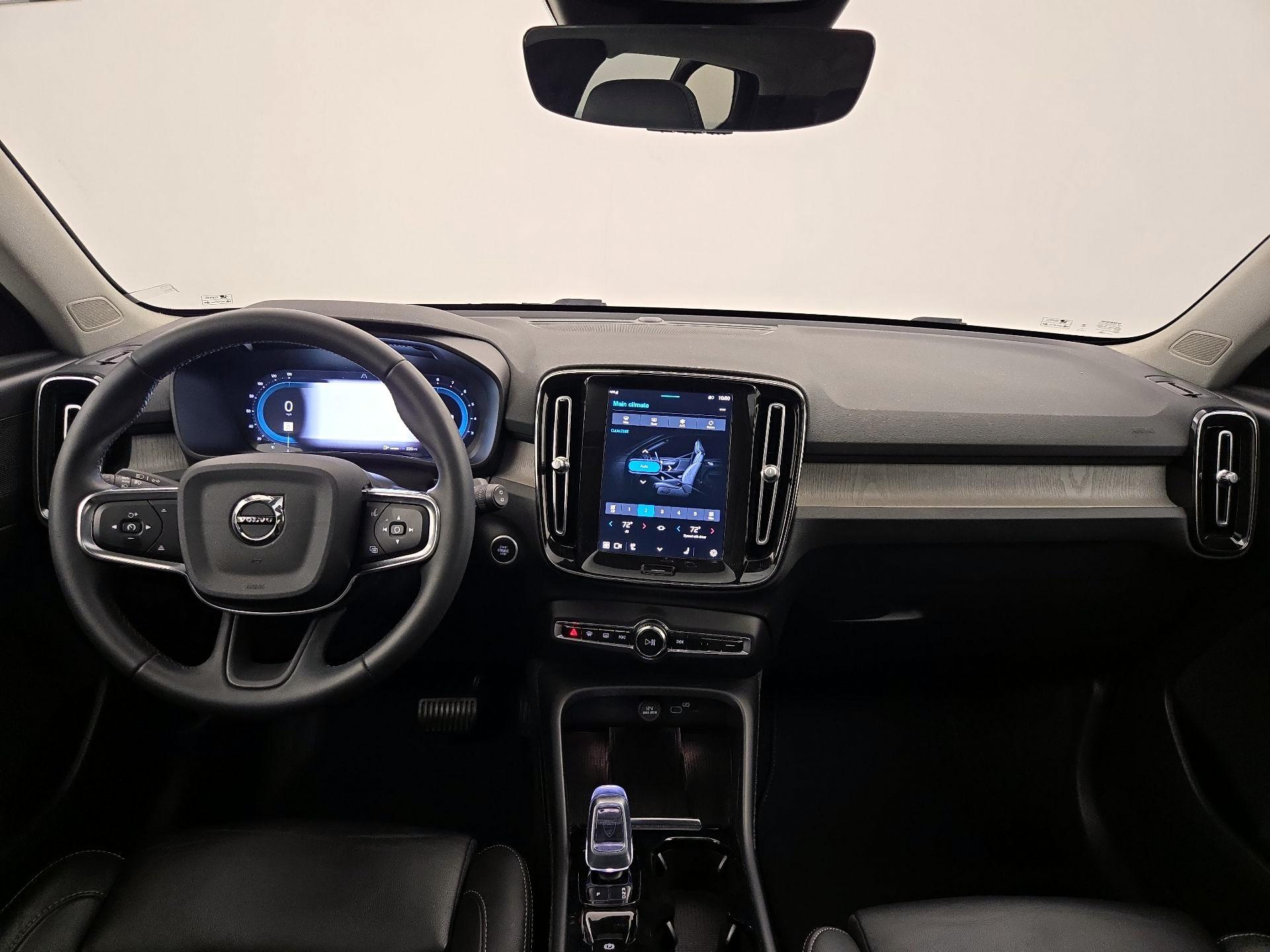 Thumbnail: 2023 Volvo XC40 - 9