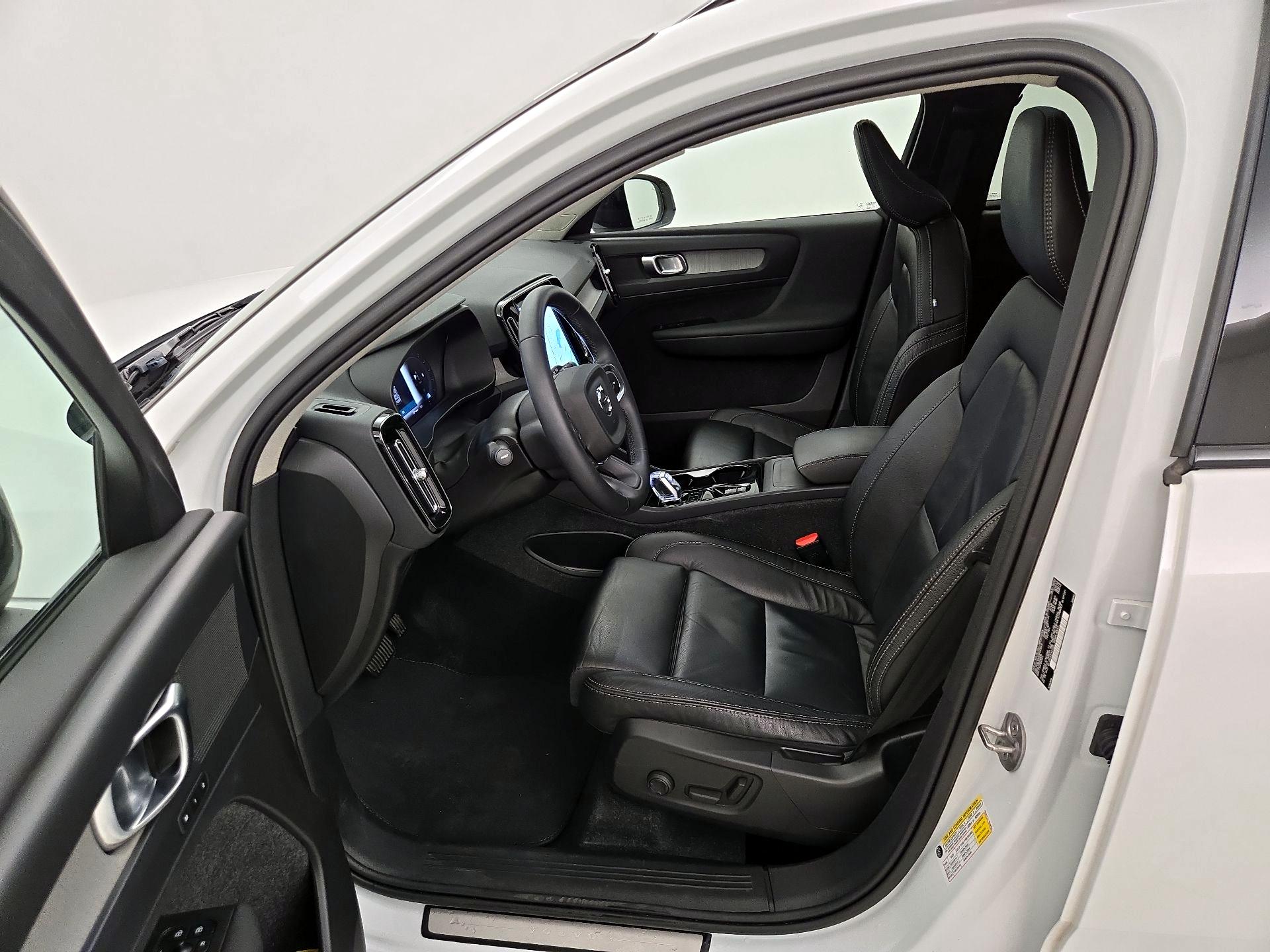 Thumbnail: 2023 Volvo XC40 - 11