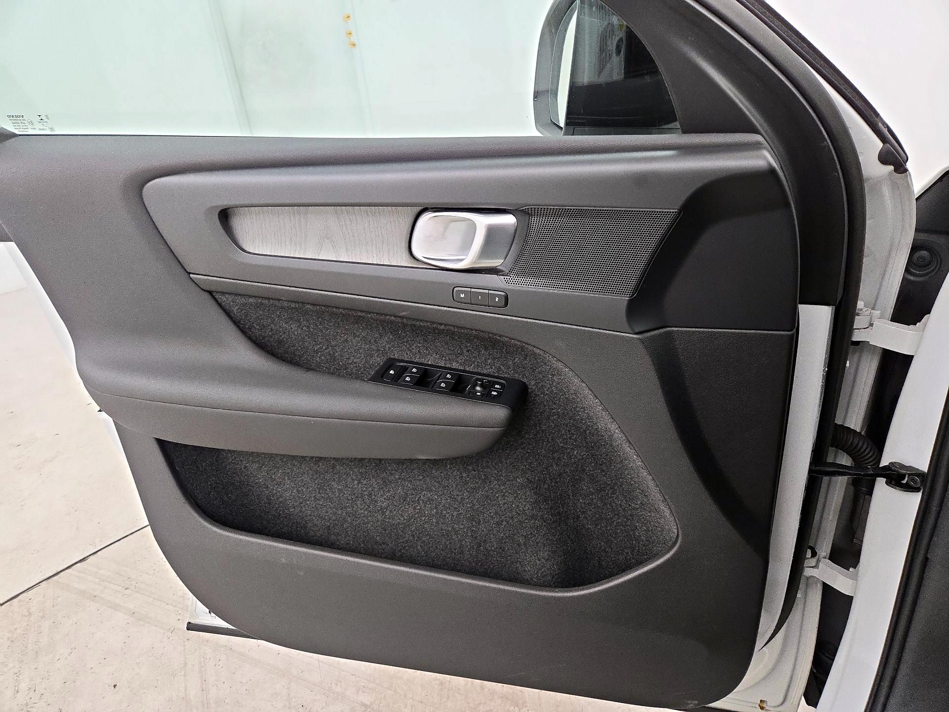 Thumbnail: 2023 Volvo XC40 - 12