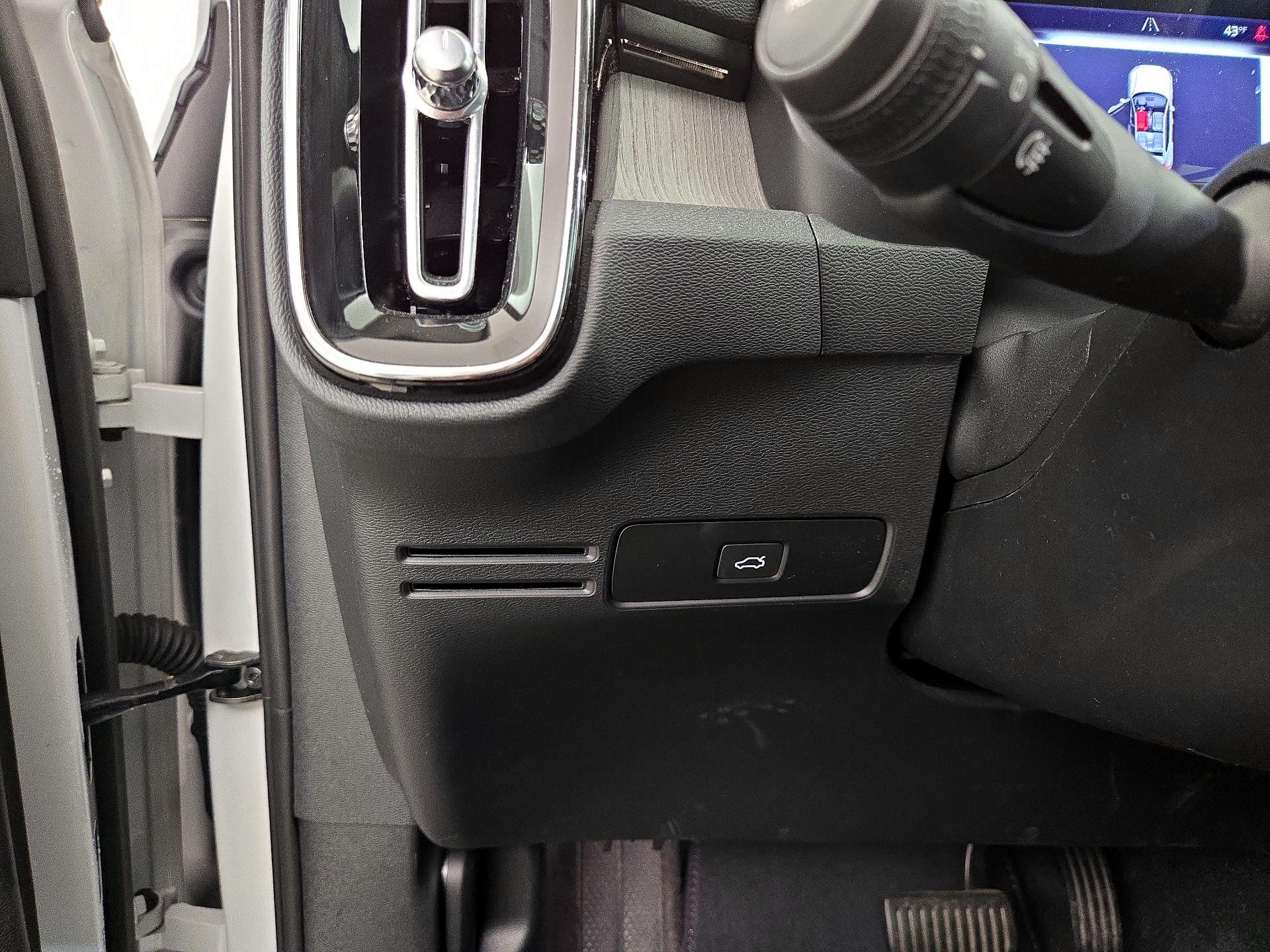 Thumbnail: 2023 Volvo XC40 - 13