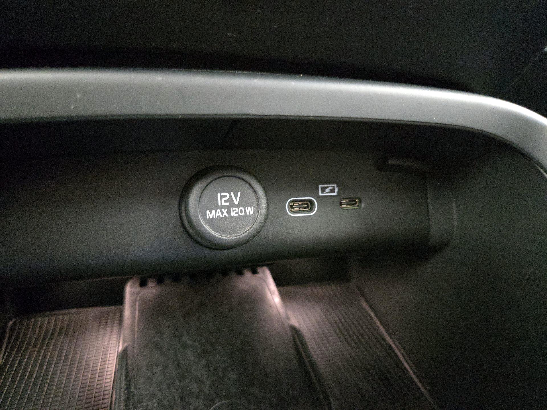 Thumbnail: 2023 Volvo XC40 - 19