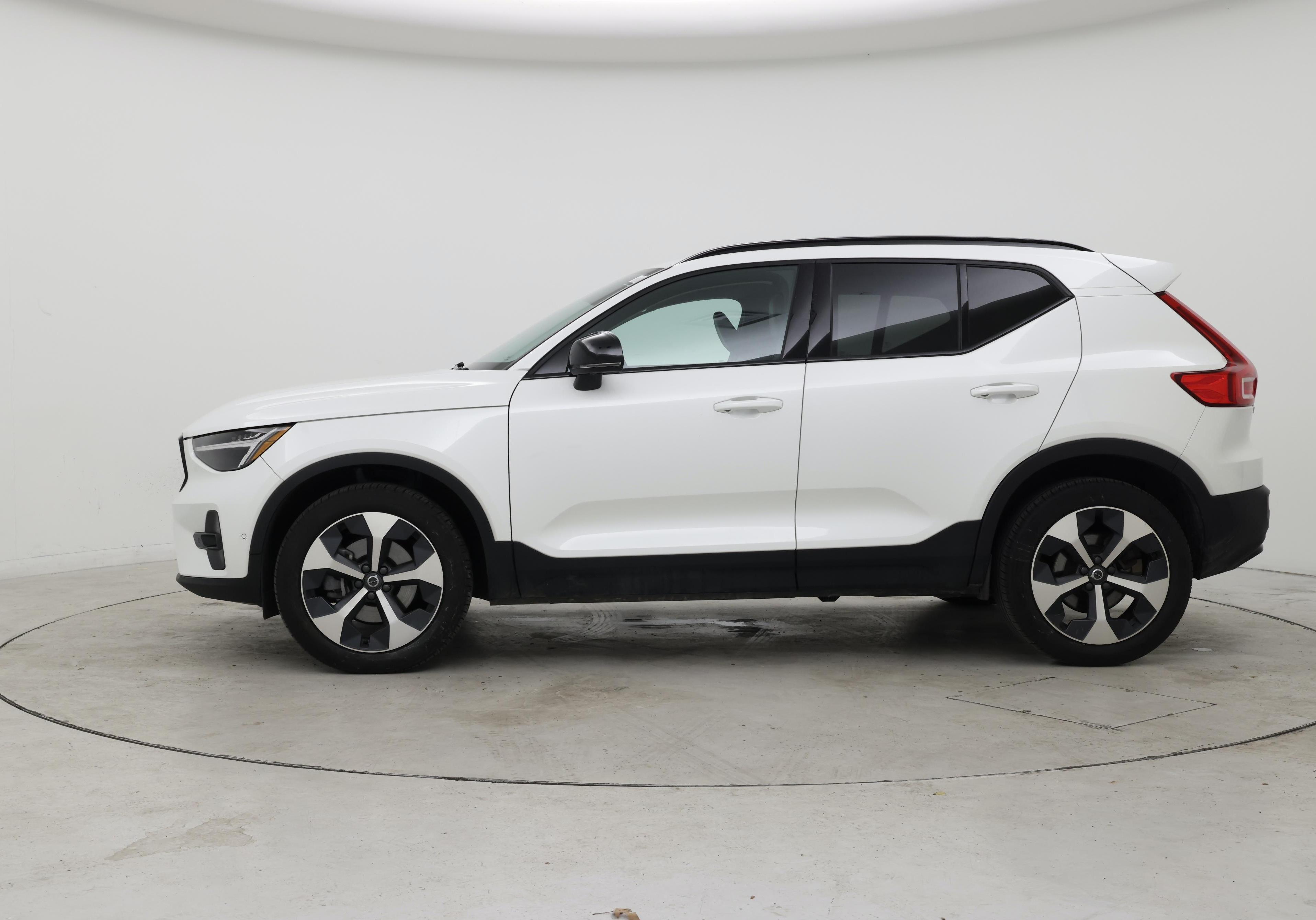 Thumbnail: 2023 Volvo XC40 - 3