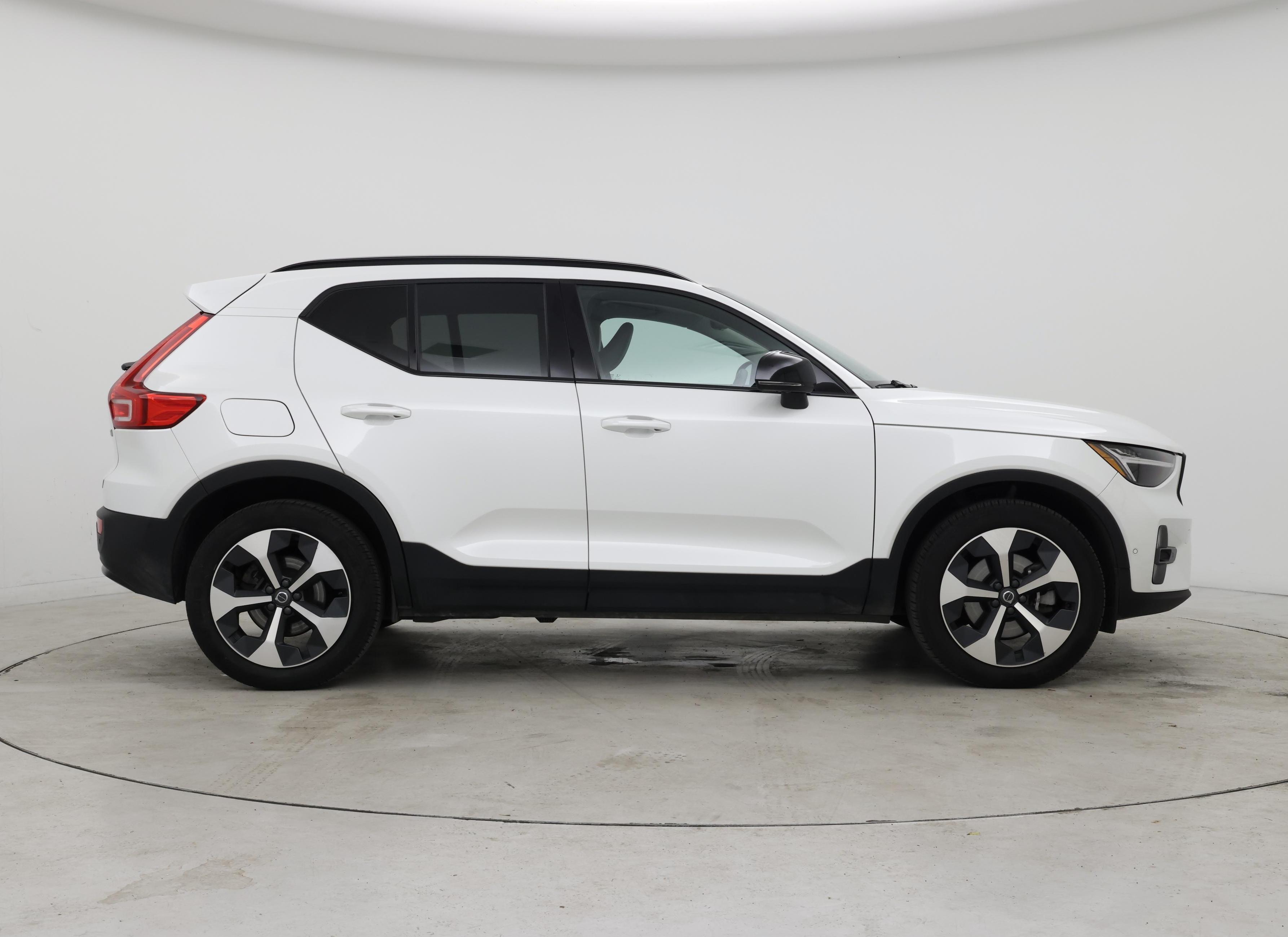 Thumbnail: 2023 Volvo XC40 - 7