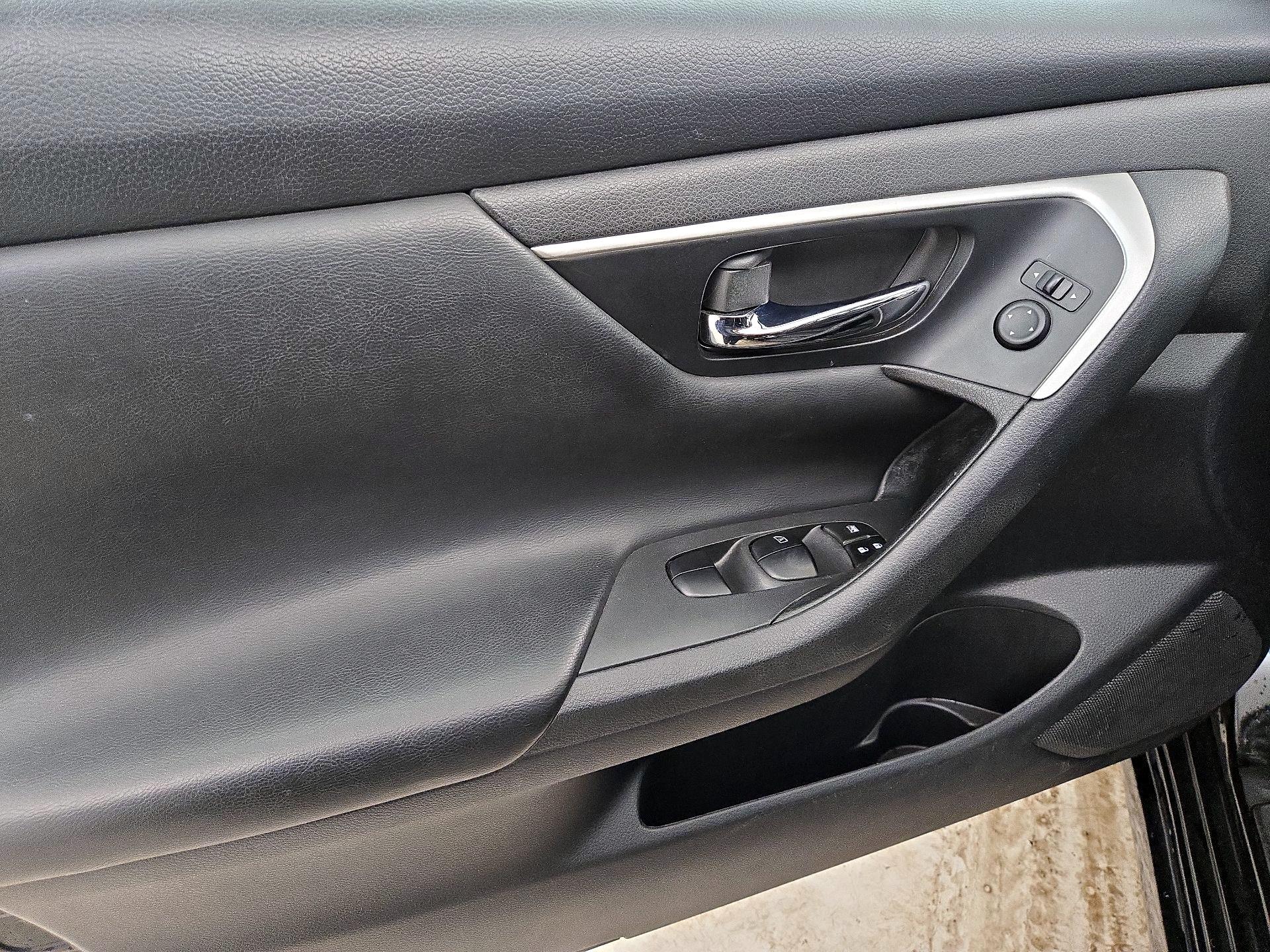 Thumbnail: 2017 Nissan Altima - 12