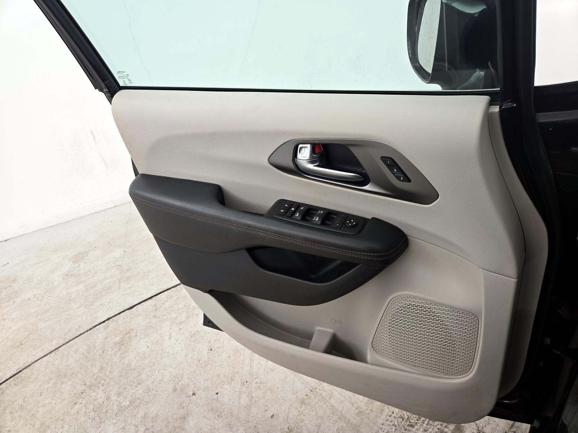 Thumbnail: 2020 Chrysler Pacifica - 12