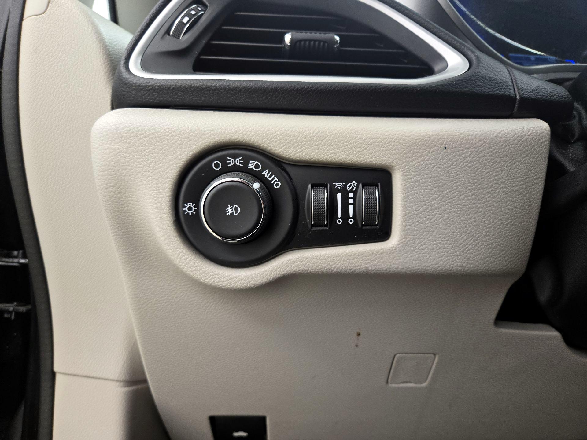 Thumbnail: 2020 Chrysler Pacifica - 13