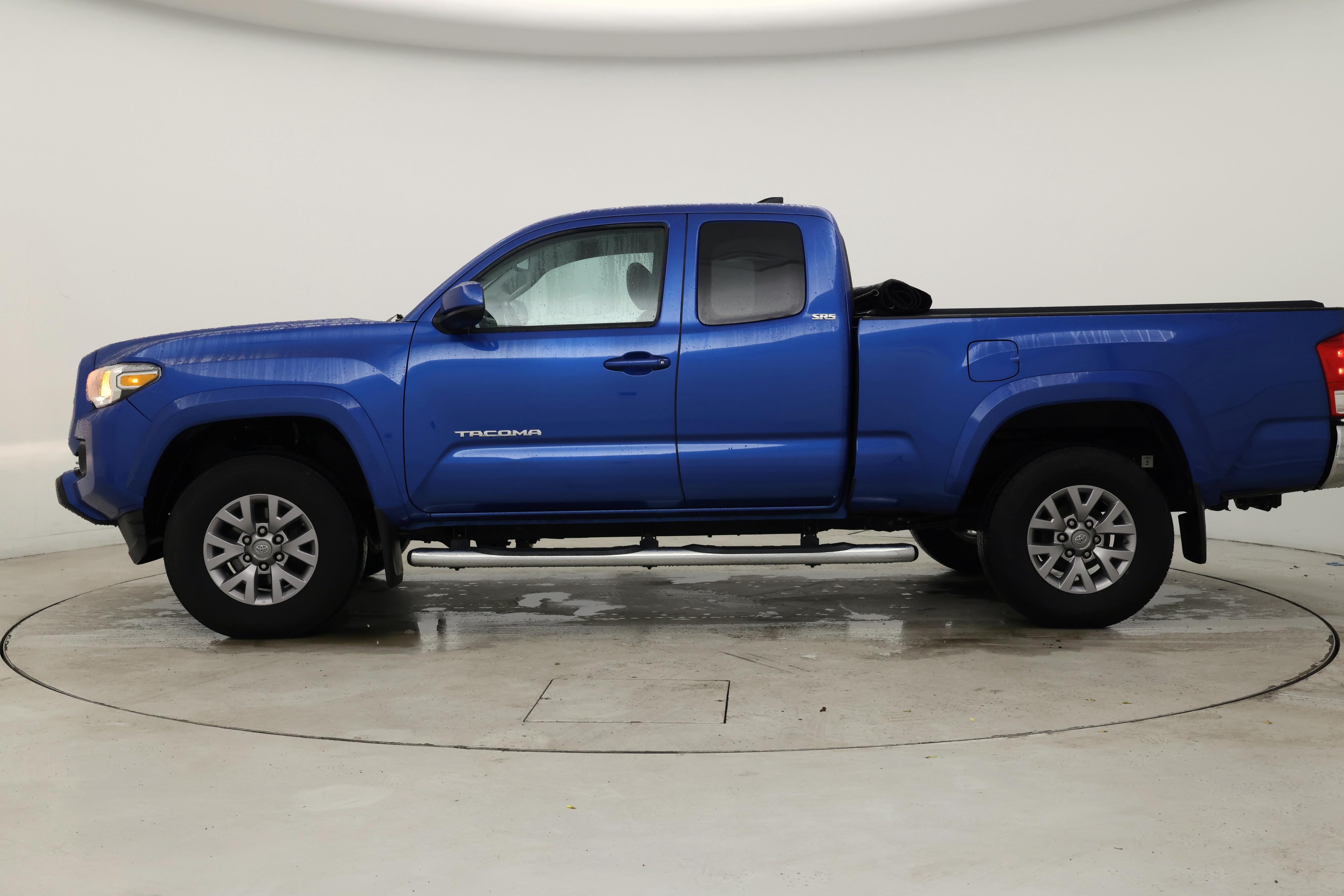 Thumbnail: 2017 Toyota Tacoma - 3