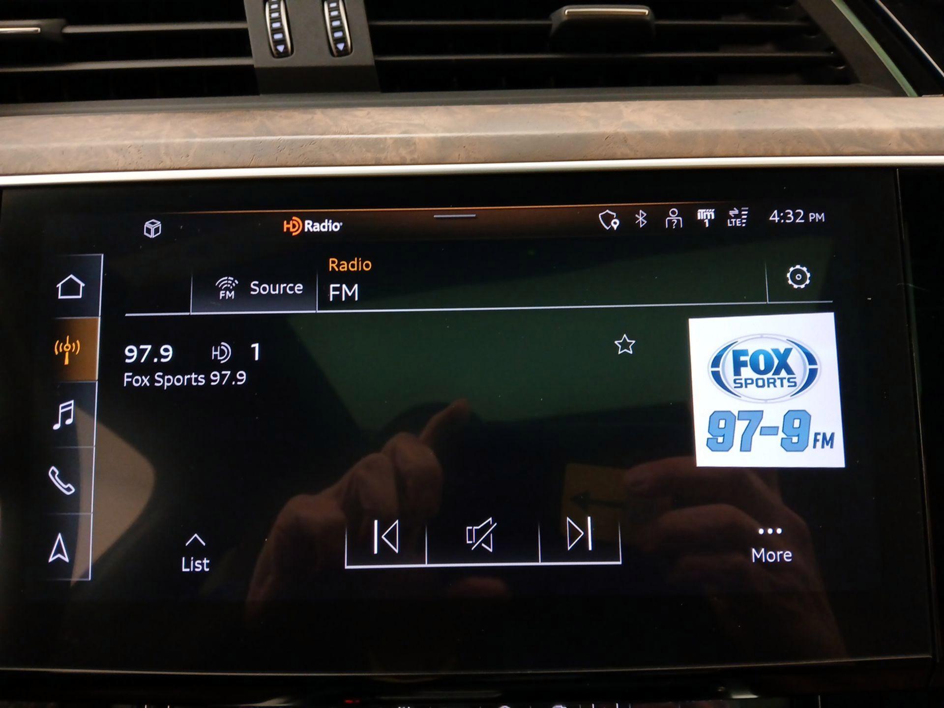 Thumbnail: 2021 Audi e-tron S - 16