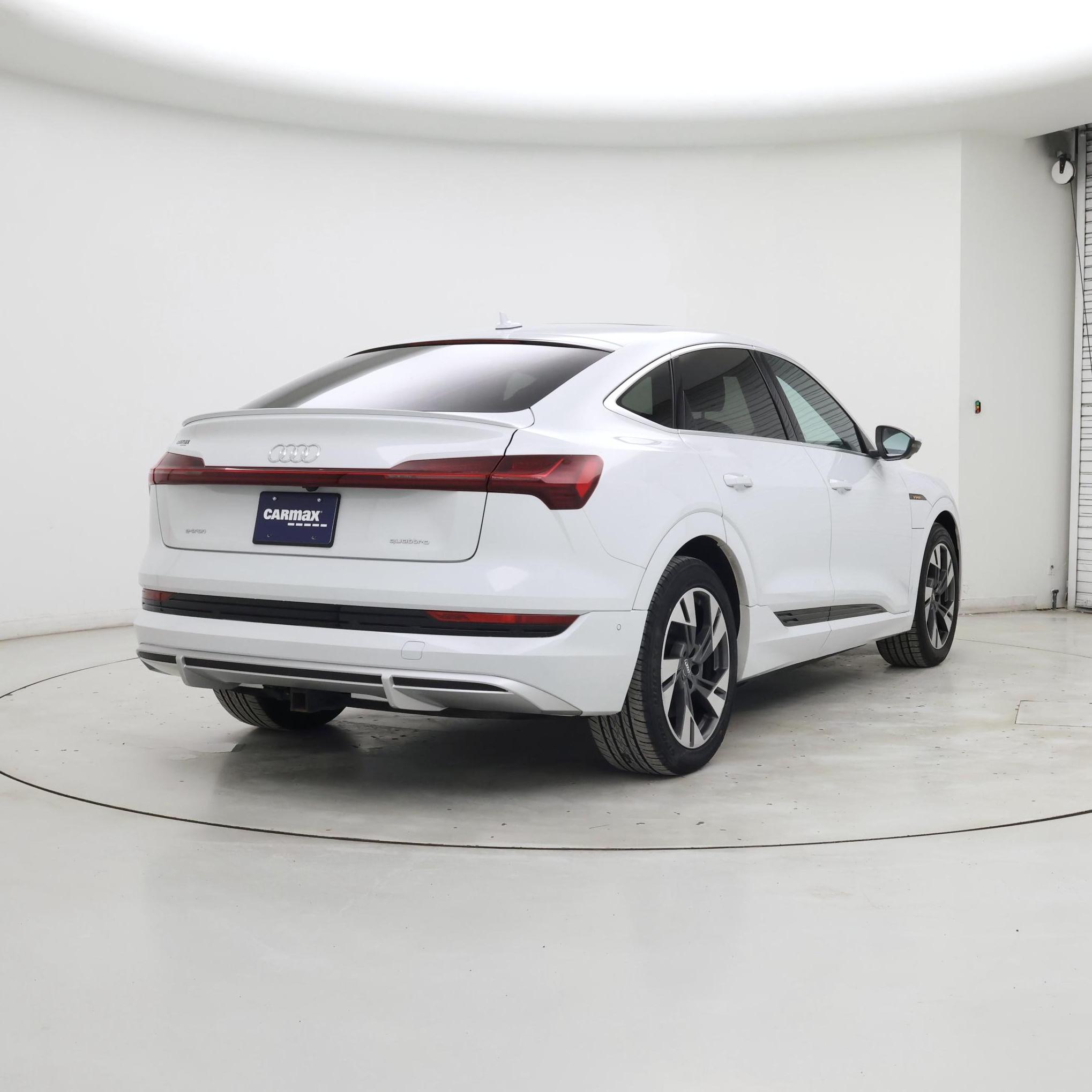 Thumbnail: 2021 Audi e-tron S - 8