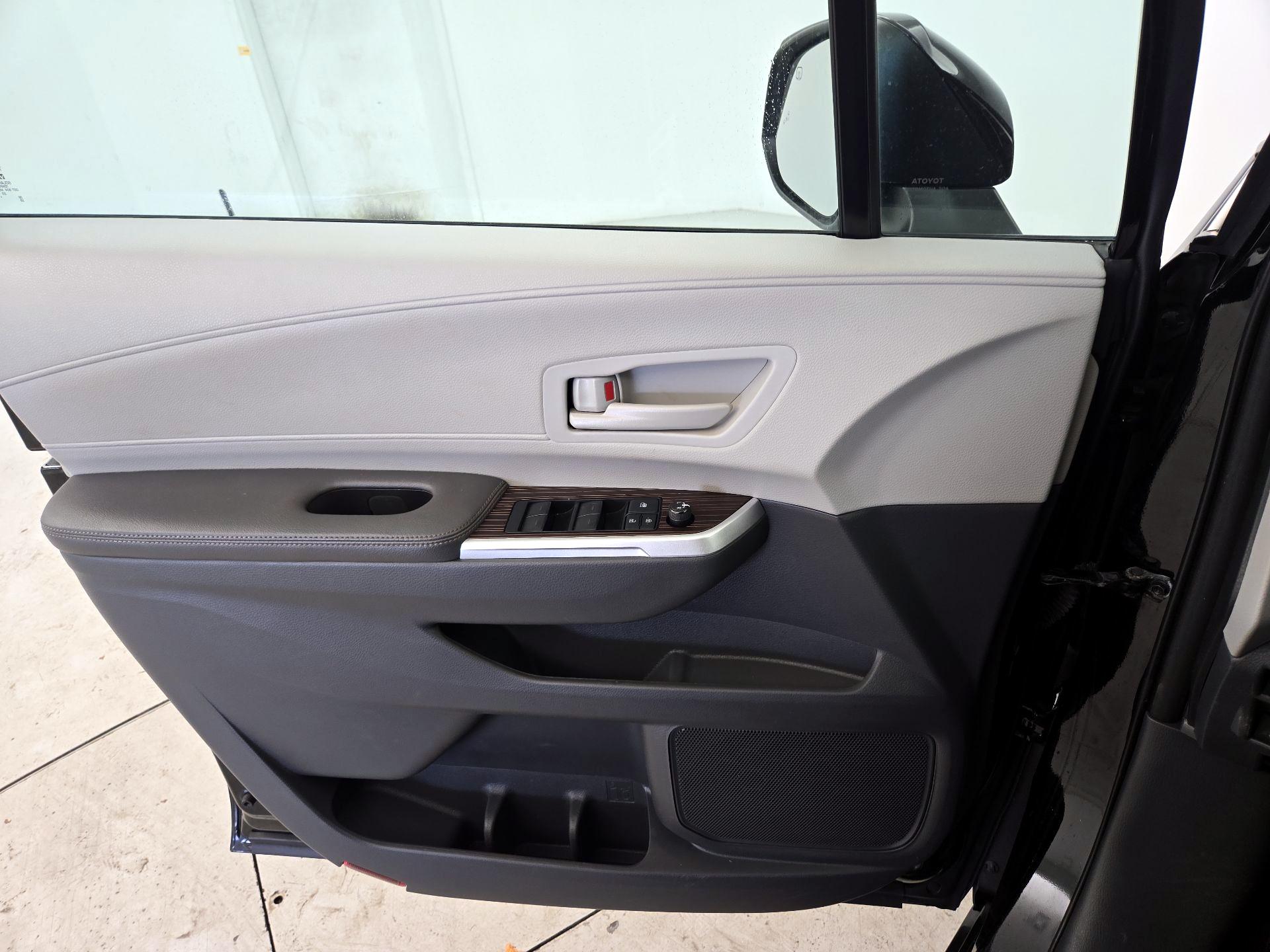 Thumbnail: 2021 Toyota Sienna - 12