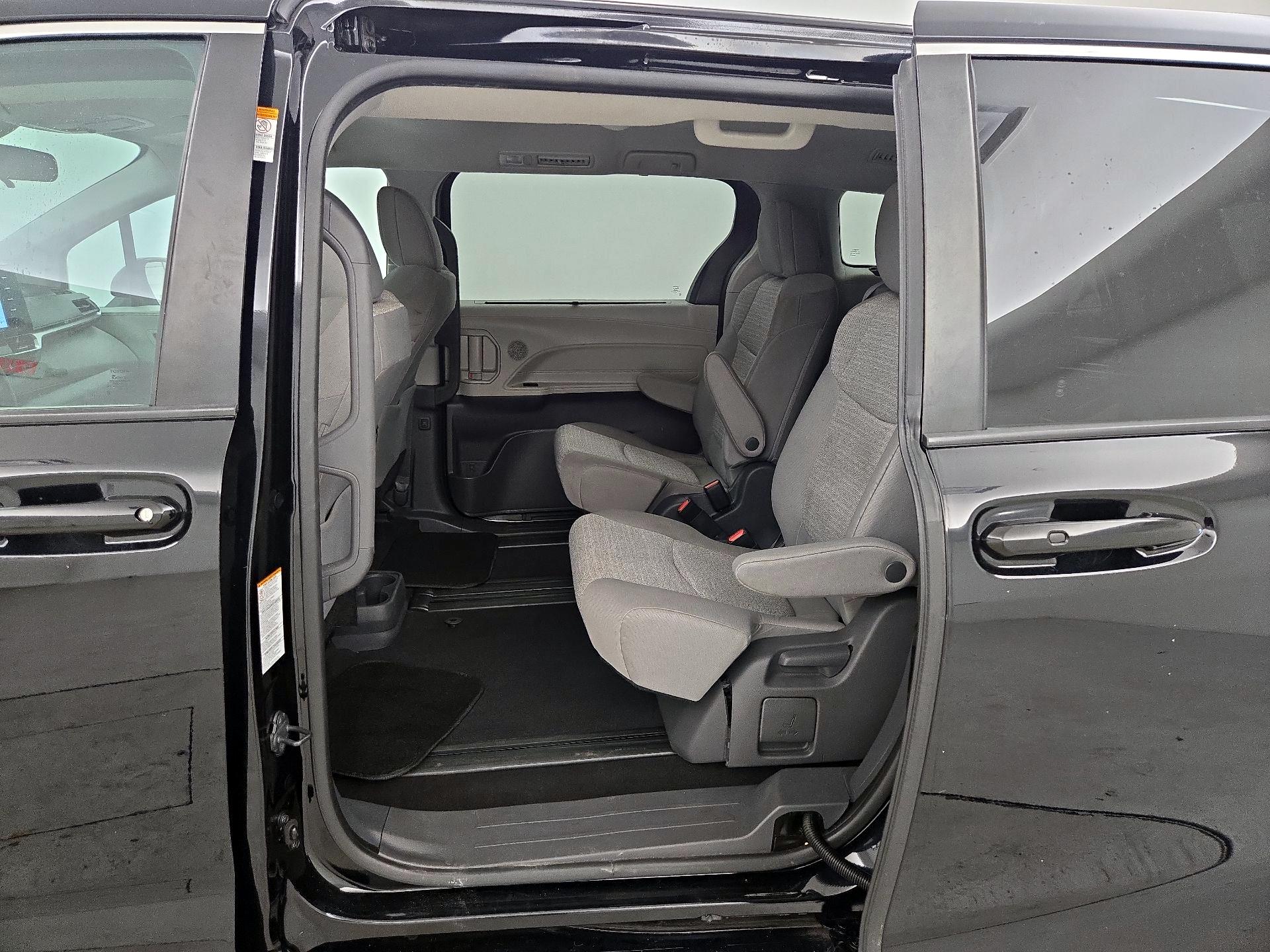 Thumbnail: 2021 Toyota Sienna - 18