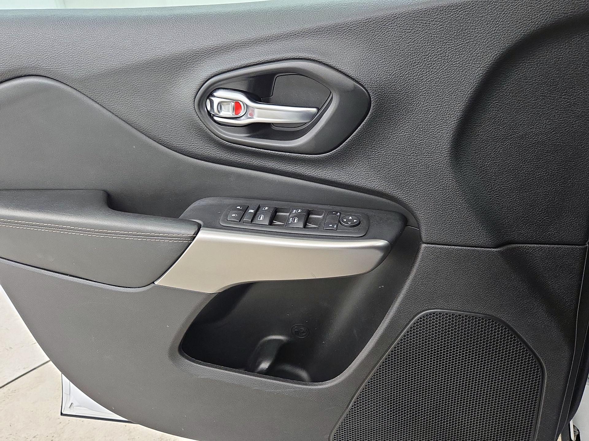 Thumbnail: 2021 Jeep Cherokee - 12