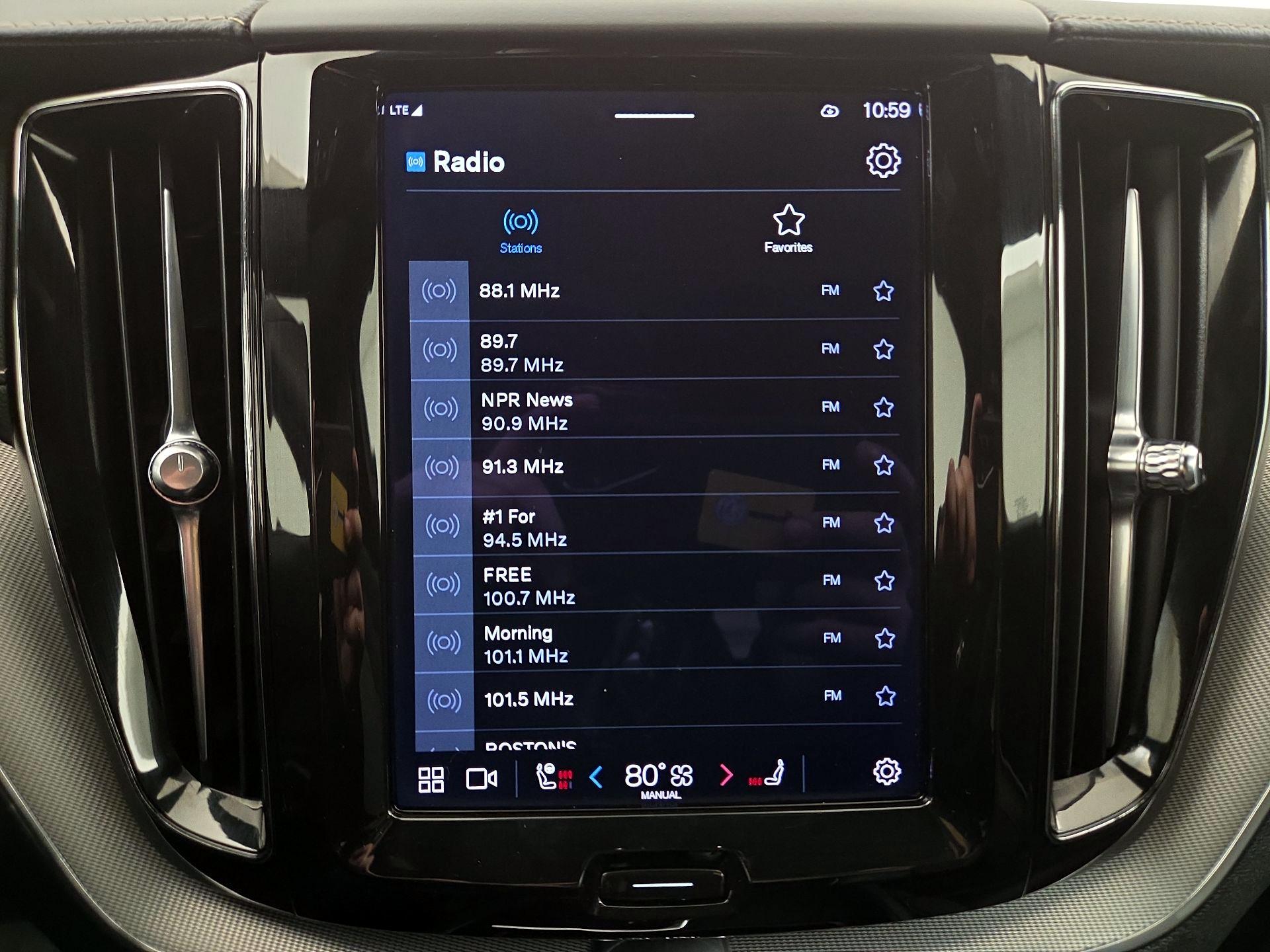 Thumbnail: 2022 Volvo XC60 - 16