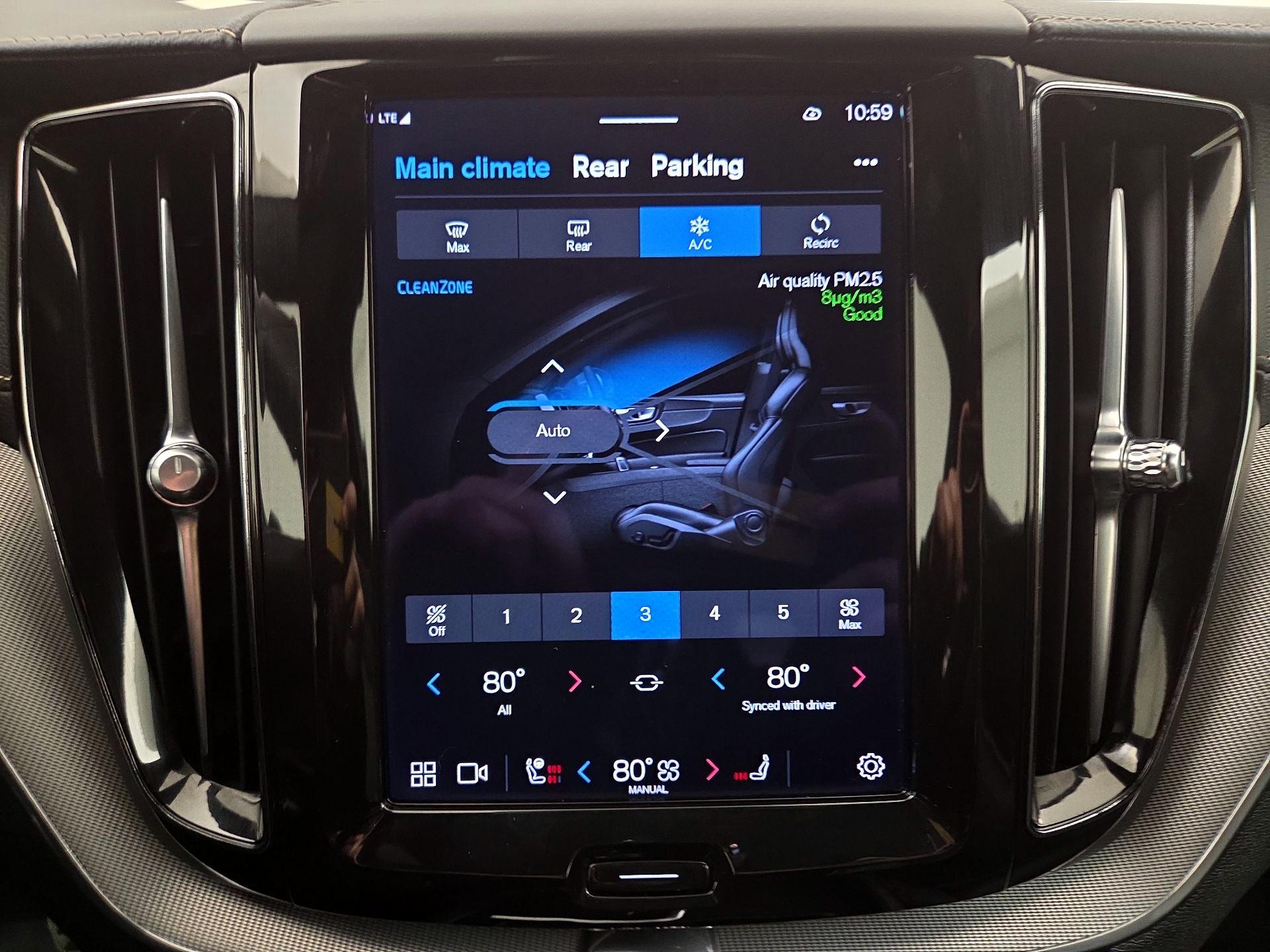 Thumbnail: 2022 Volvo XC60 - 17