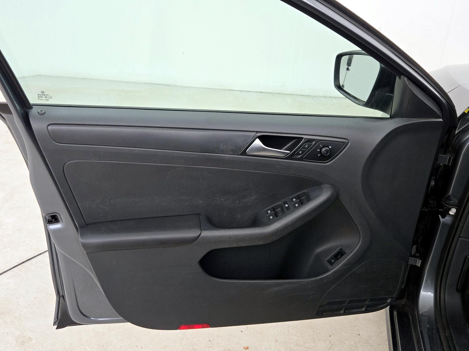 Thumbnail: 2016 Volkswagen Jetta - 12