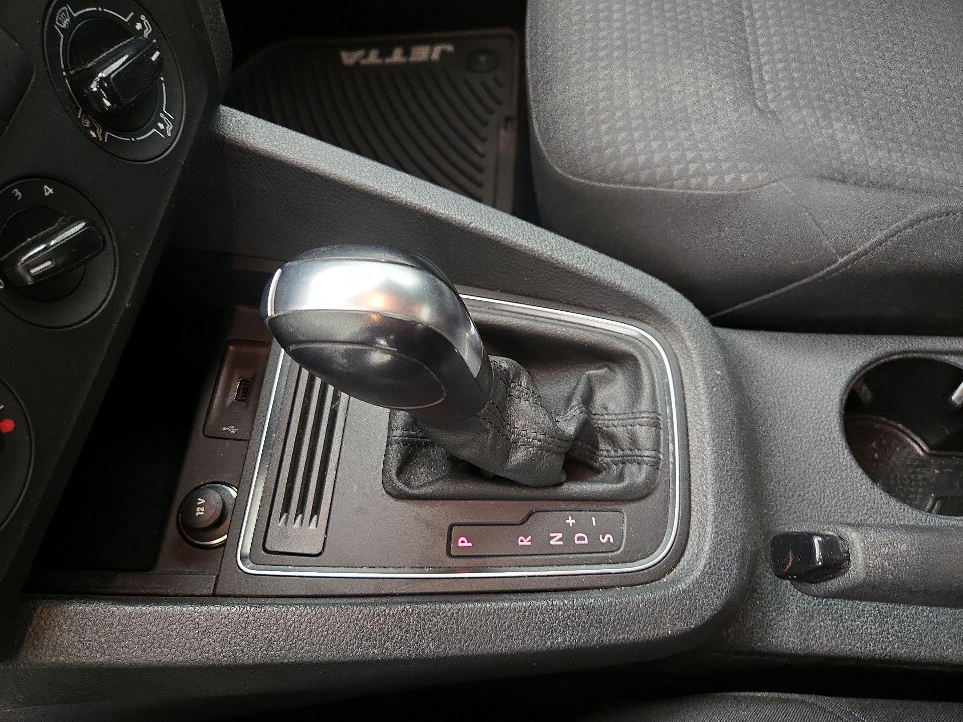 Thumbnail: 2016 Volkswagen Jetta - 16