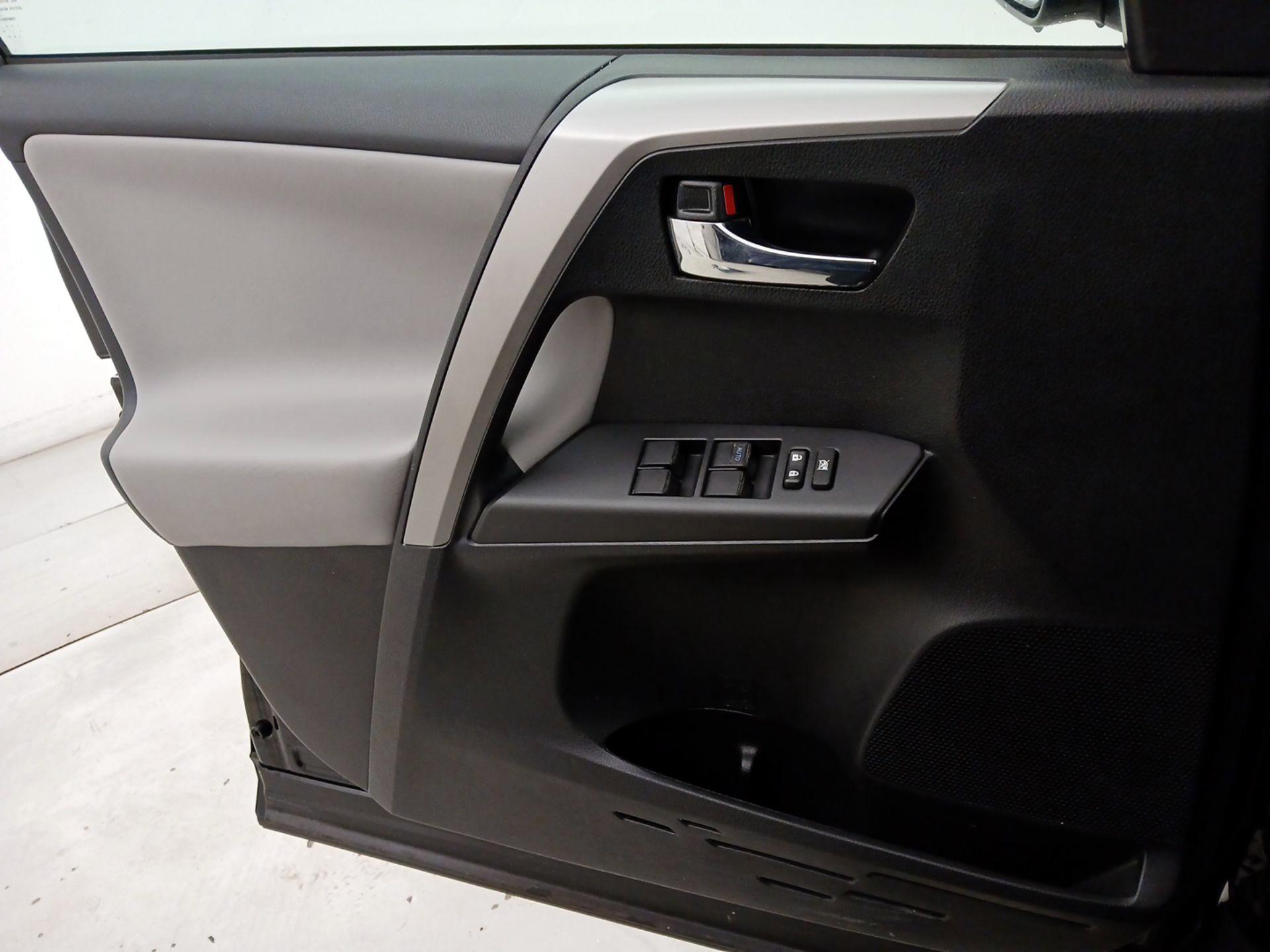 Thumbnail: 2018 Toyota RAV4 - 12