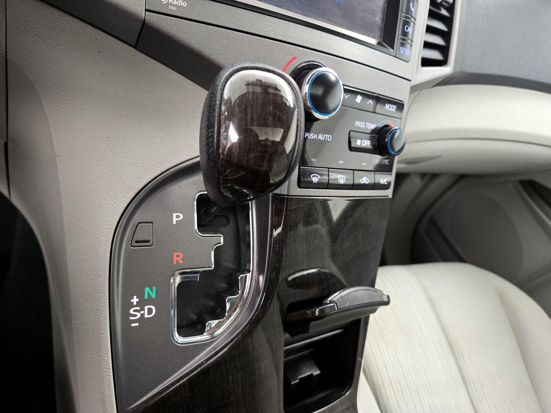 Thumbnail: 2014 Toyota Venza - 17