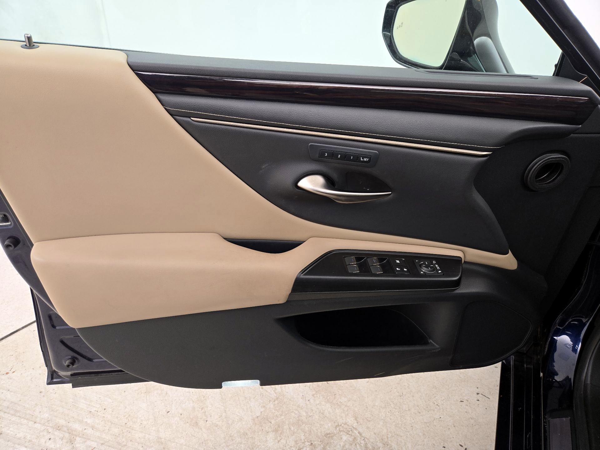 Thumbnail: 2021 Lexus ES - 12