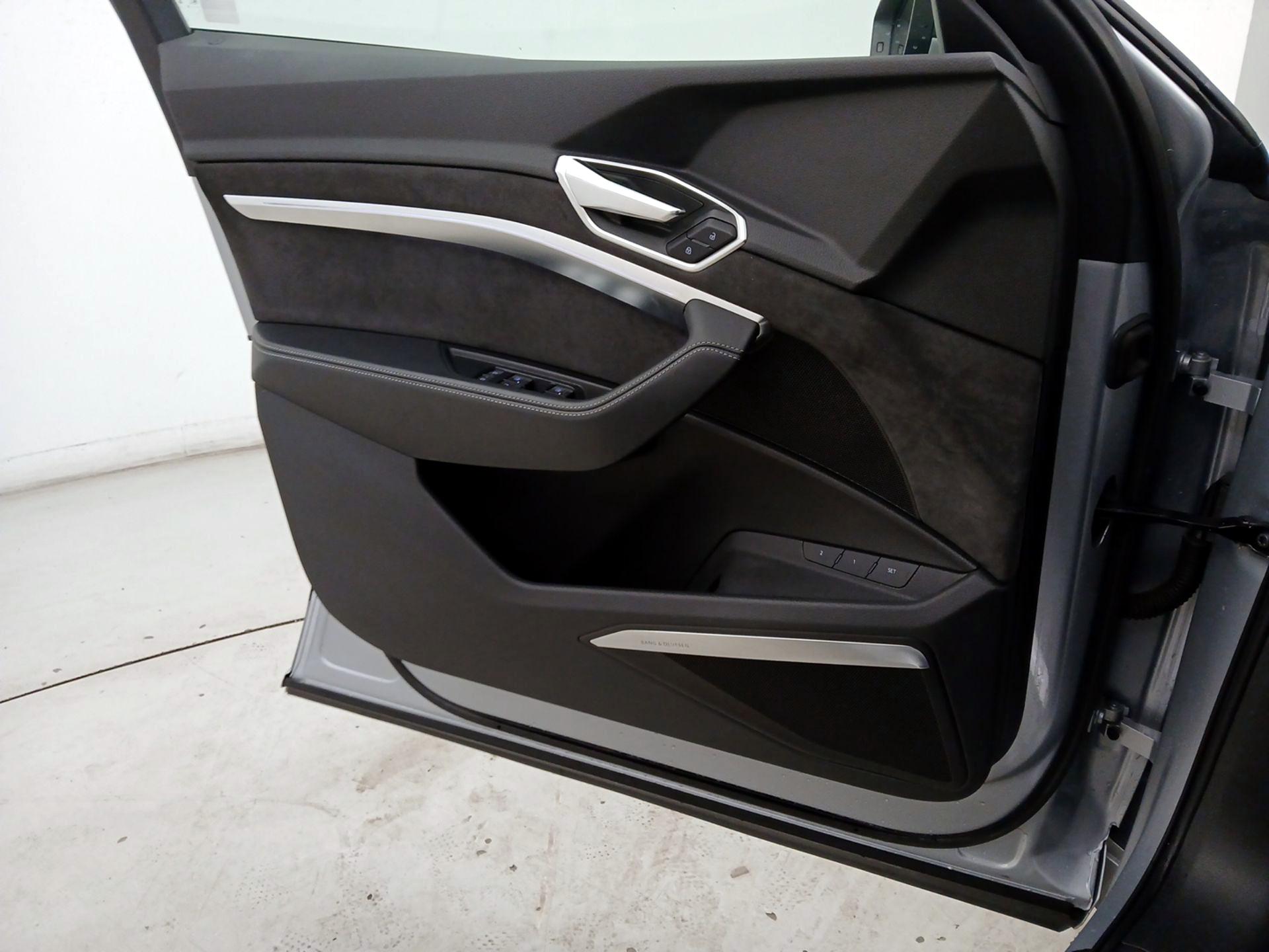 Thumbnail: 2021 Audi e-tron - 12