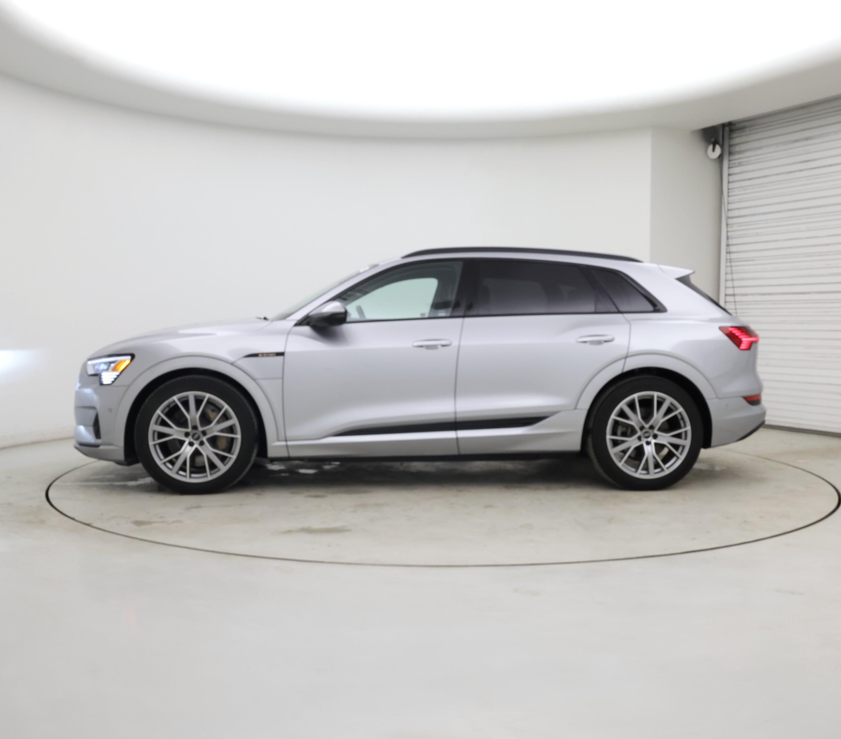 Thumbnail: 2021 Audi e-tron - 3