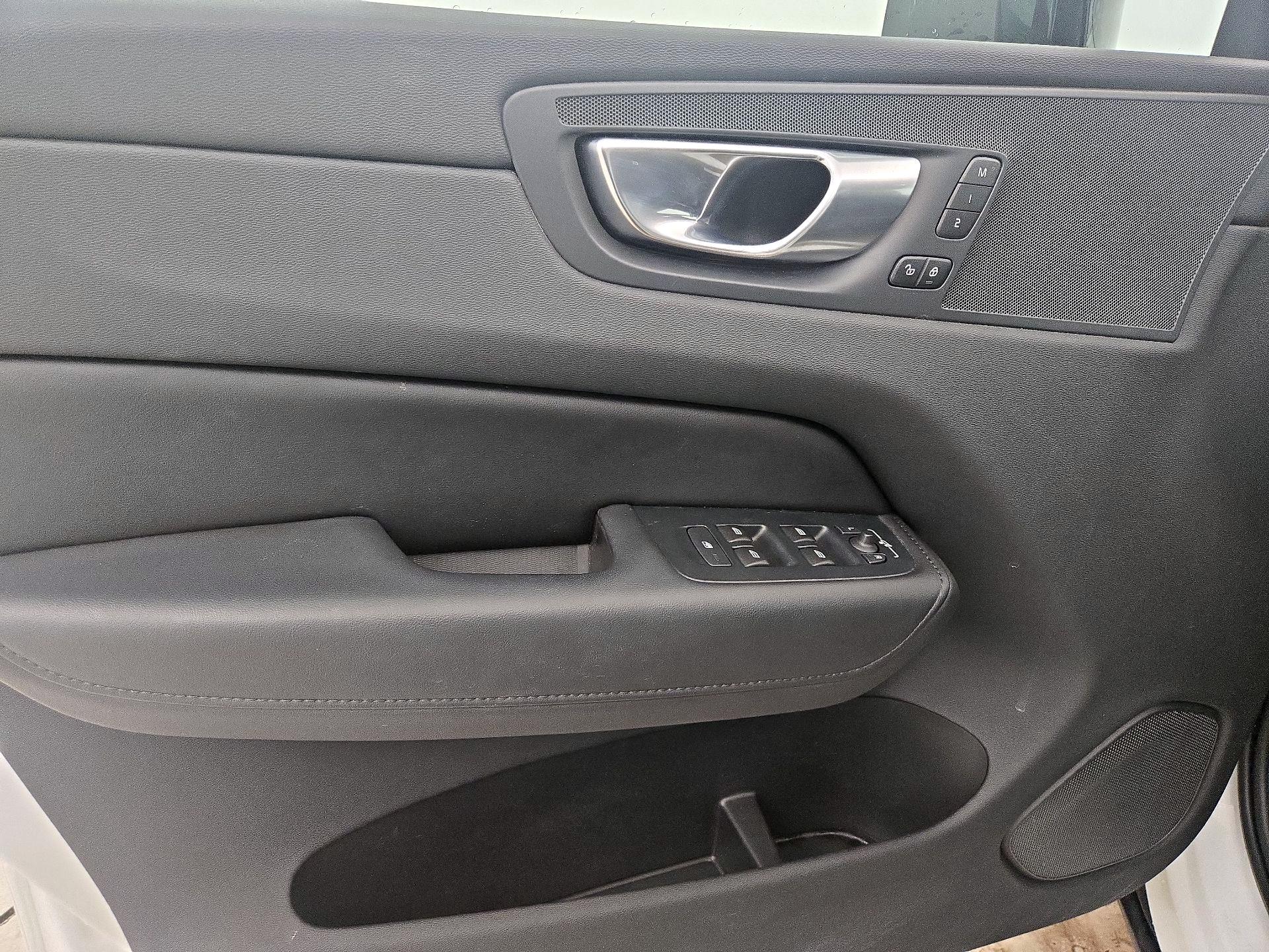 Thumbnail: 2024 Volvo XC60 - 12