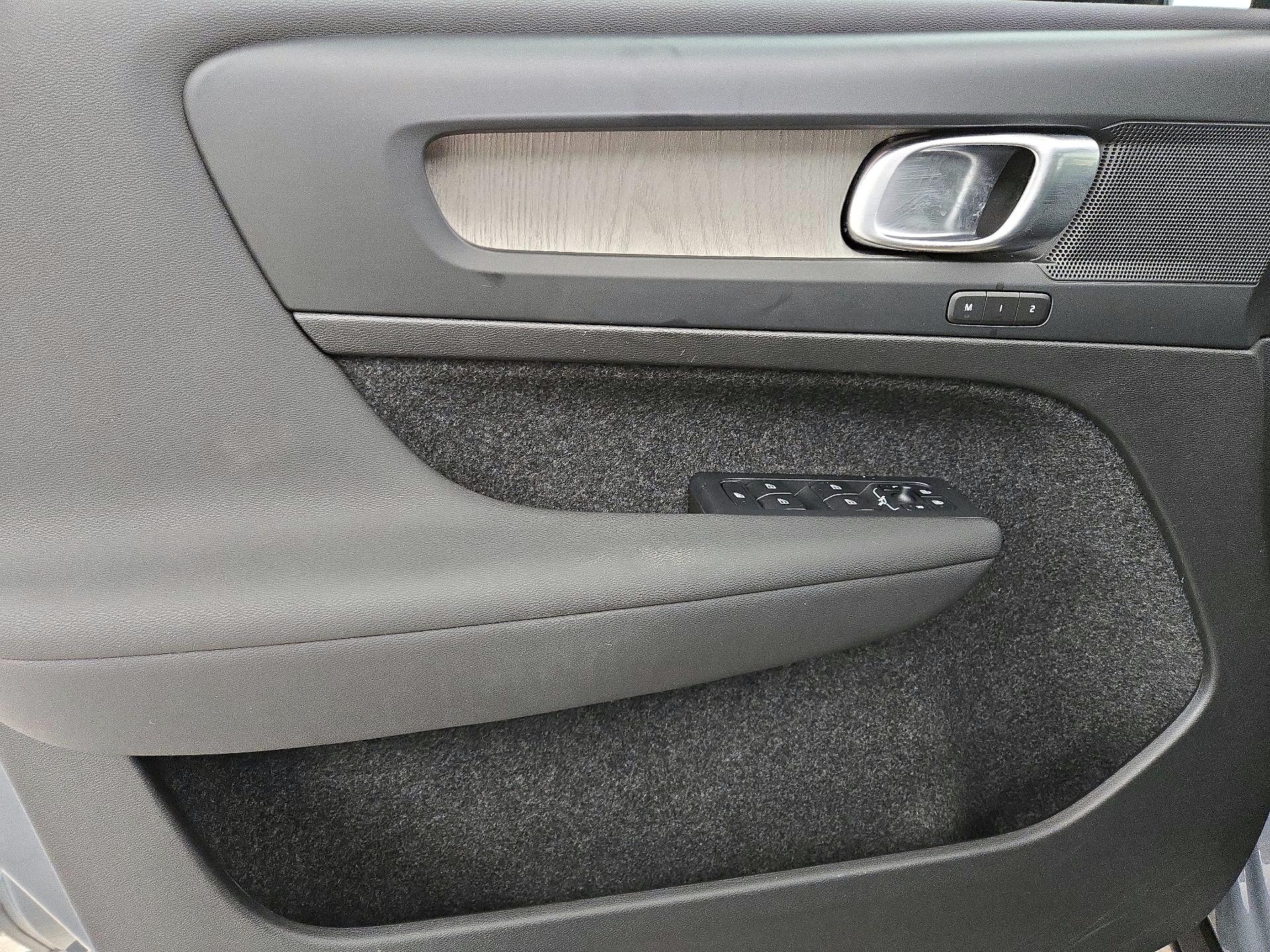 Thumbnail: 2023 Volvo XC40 - 12