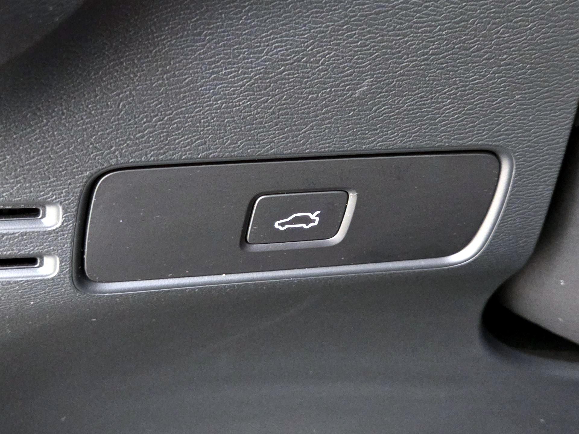 Thumbnail: 2023 Volvo XC40 - 13