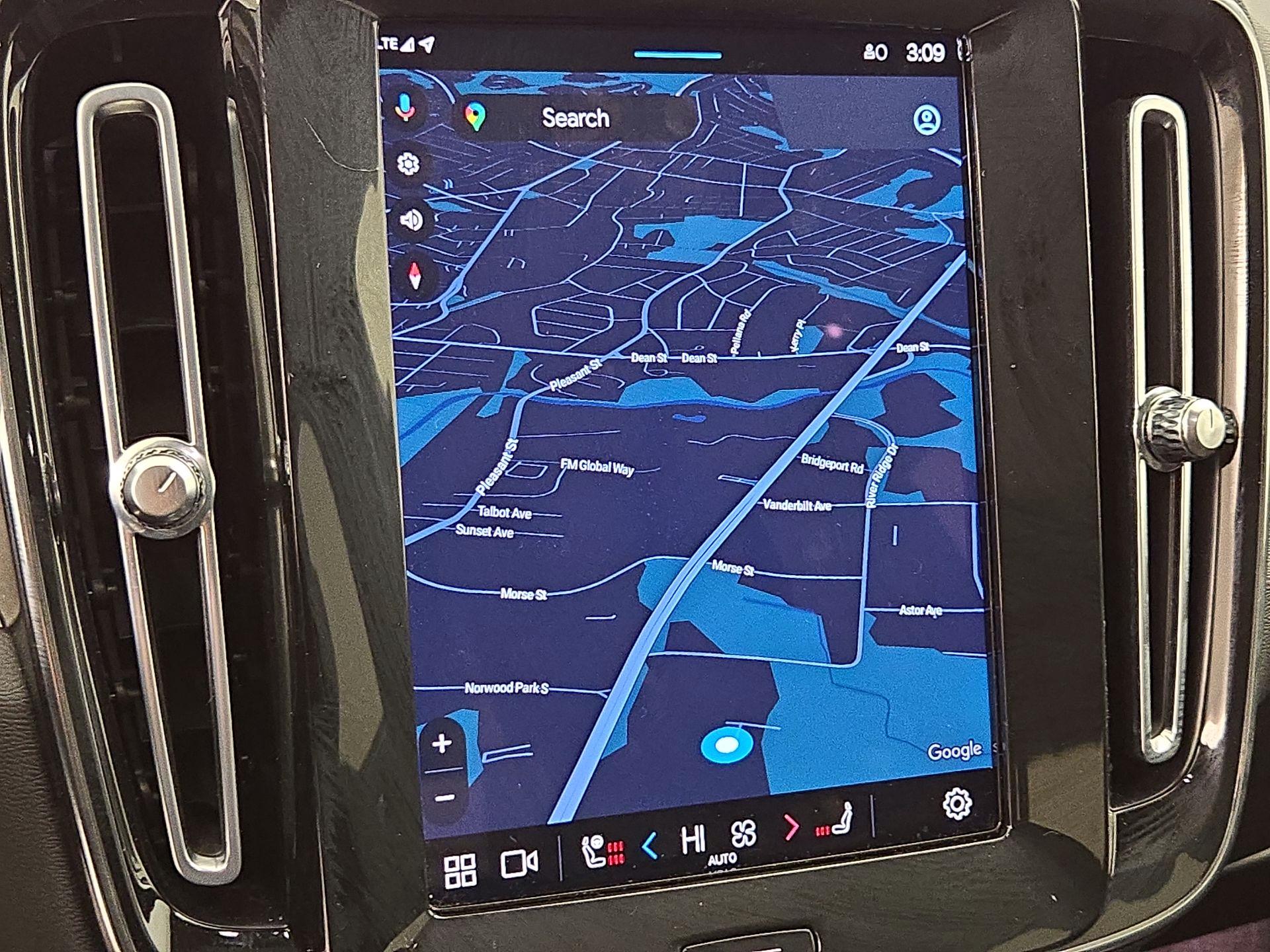 Thumbnail: 2023 Volvo XC40 - 14