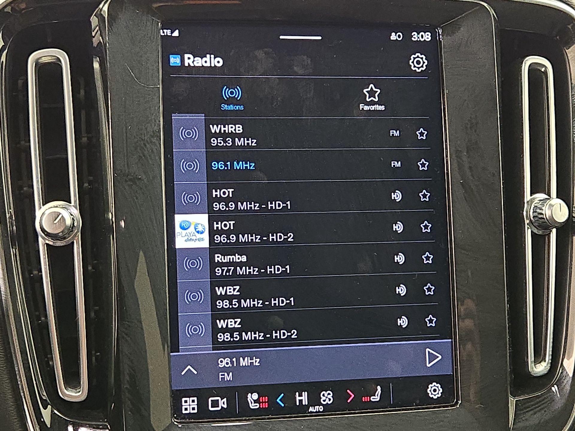 Thumbnail: 2023 Volvo XC40 - 16