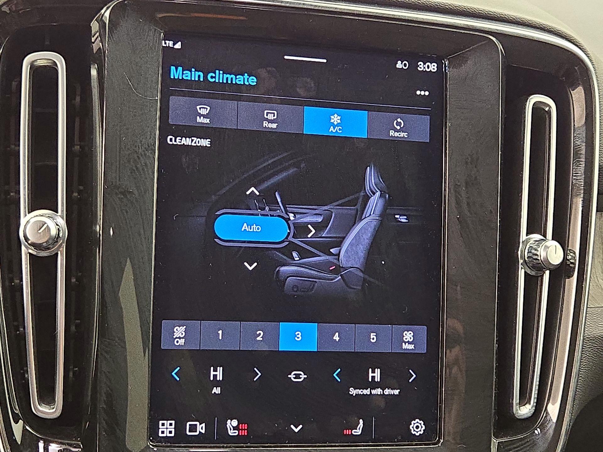 Thumbnail: 2023 Volvo XC40 - 17