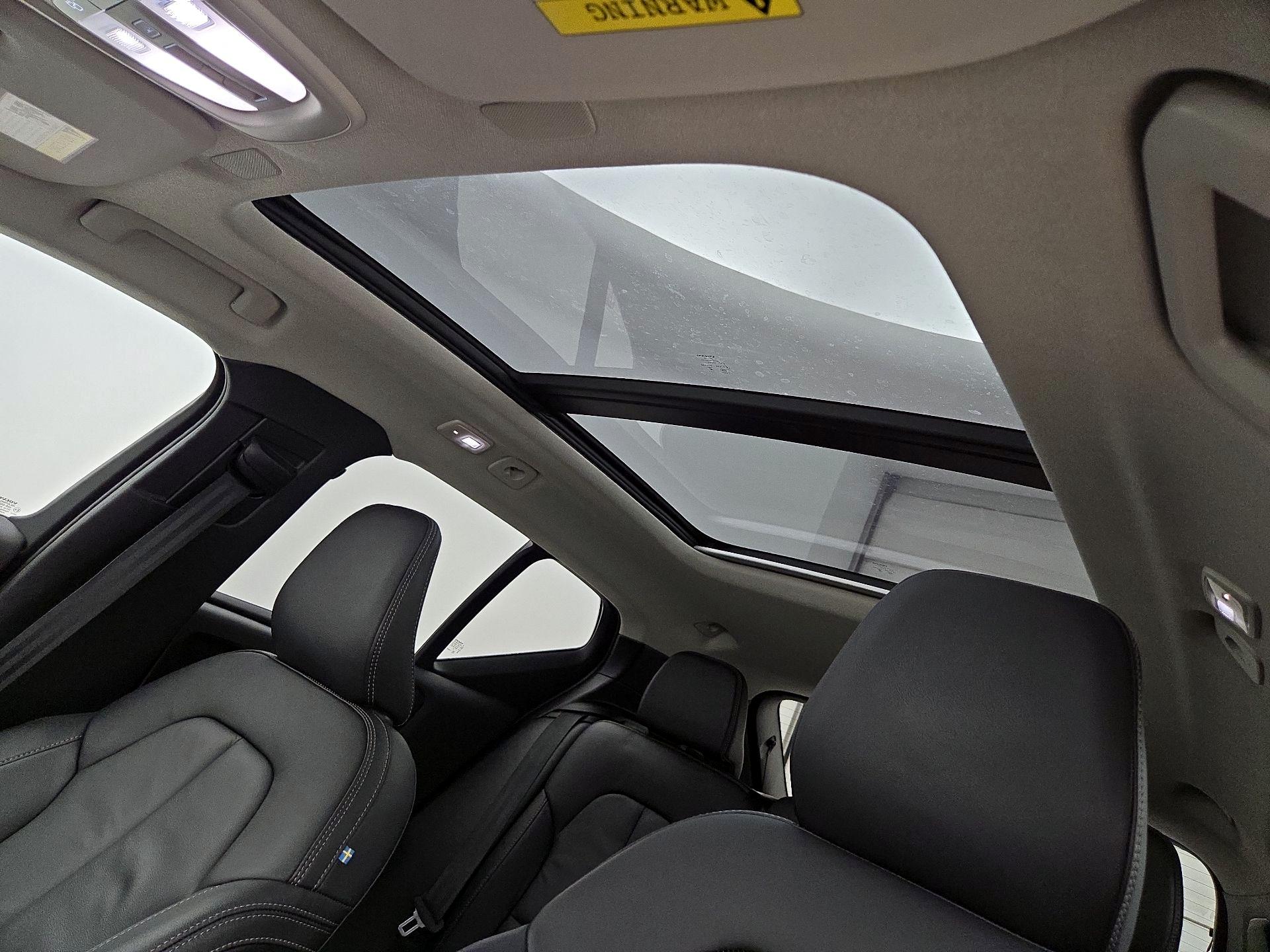 Thumbnail: 2023 Volvo XC40 - 20