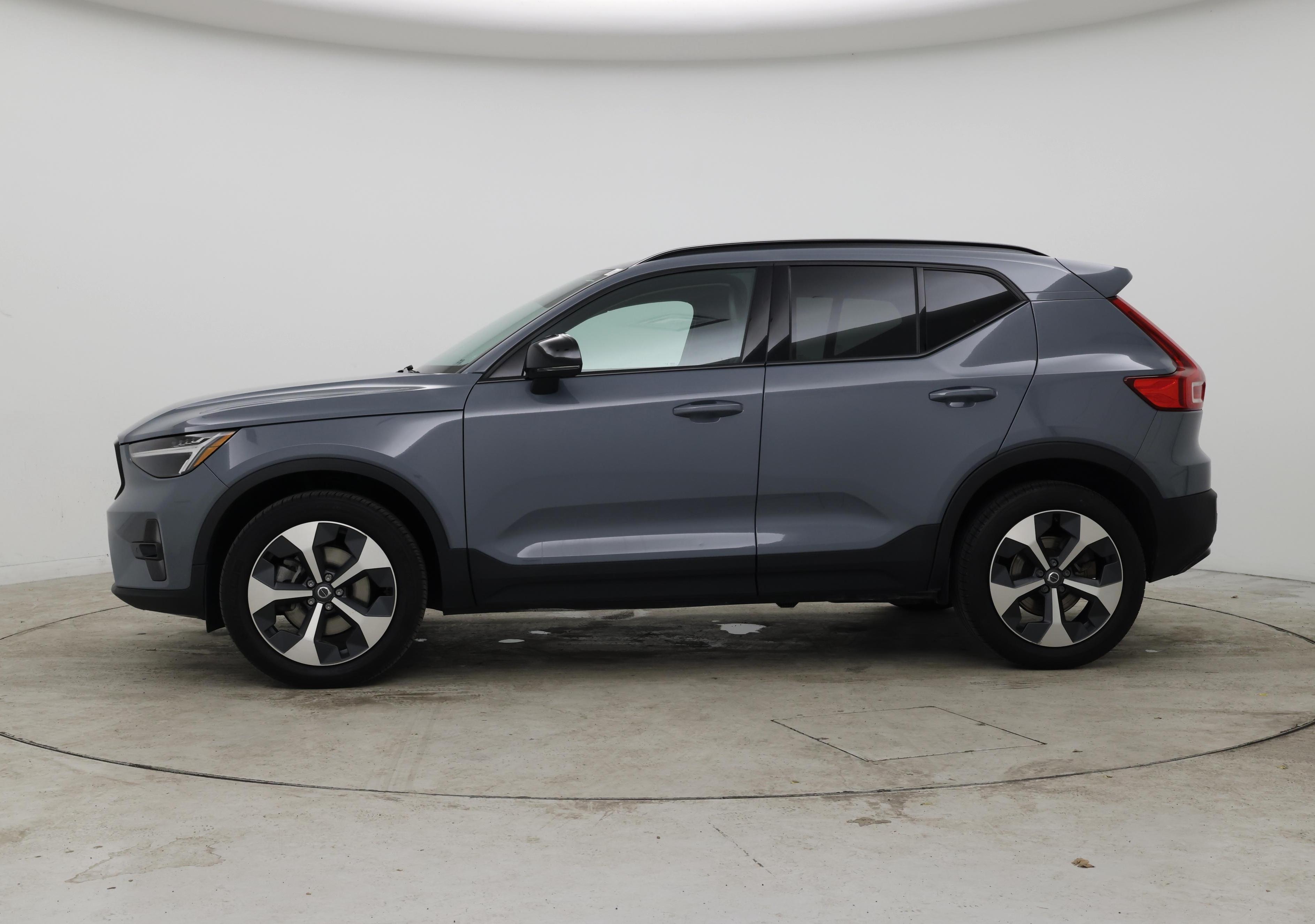 Thumbnail: 2023 Volvo XC40 - 3