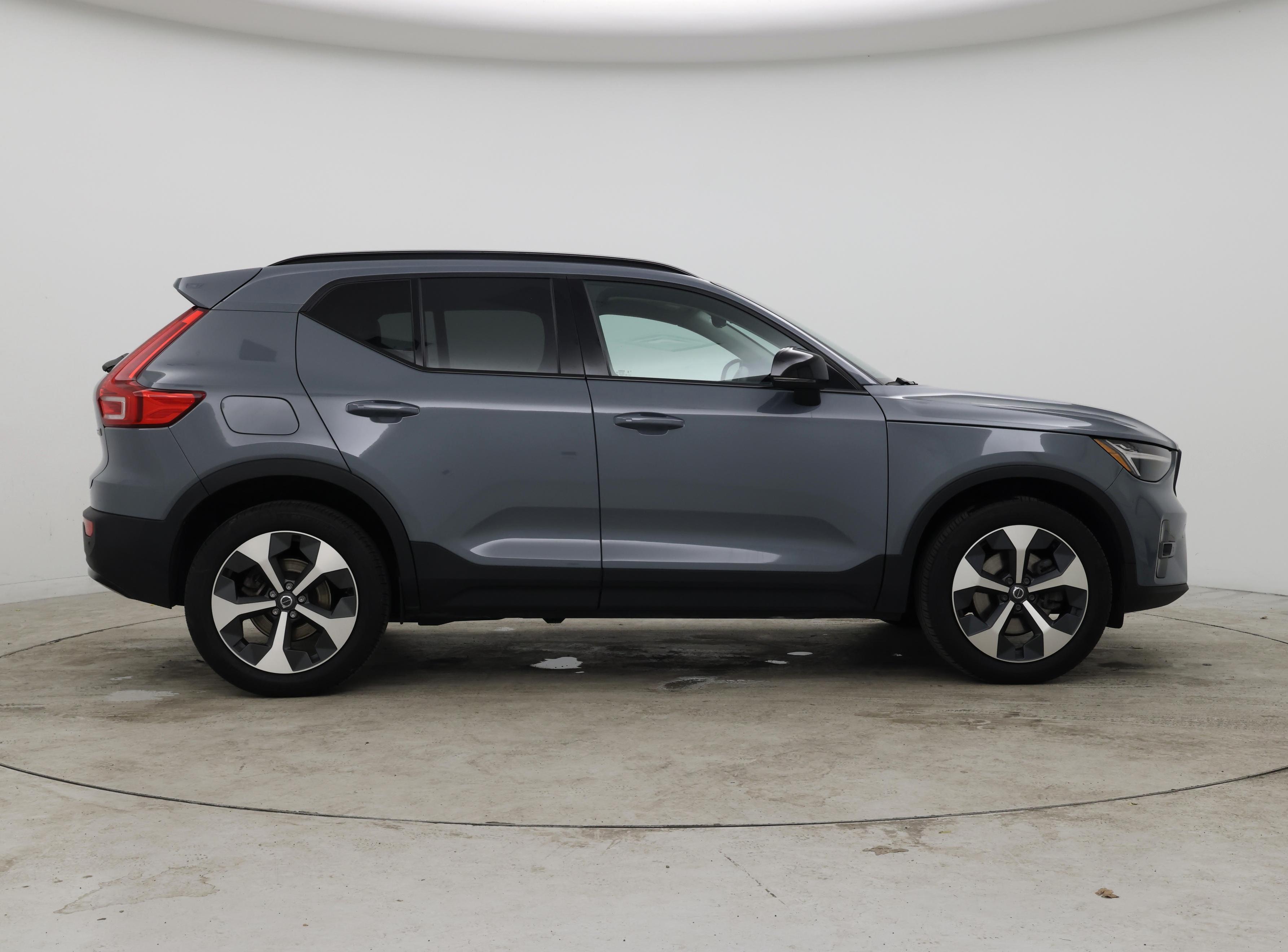 Thumbnail: 2023 Volvo XC40 - 7