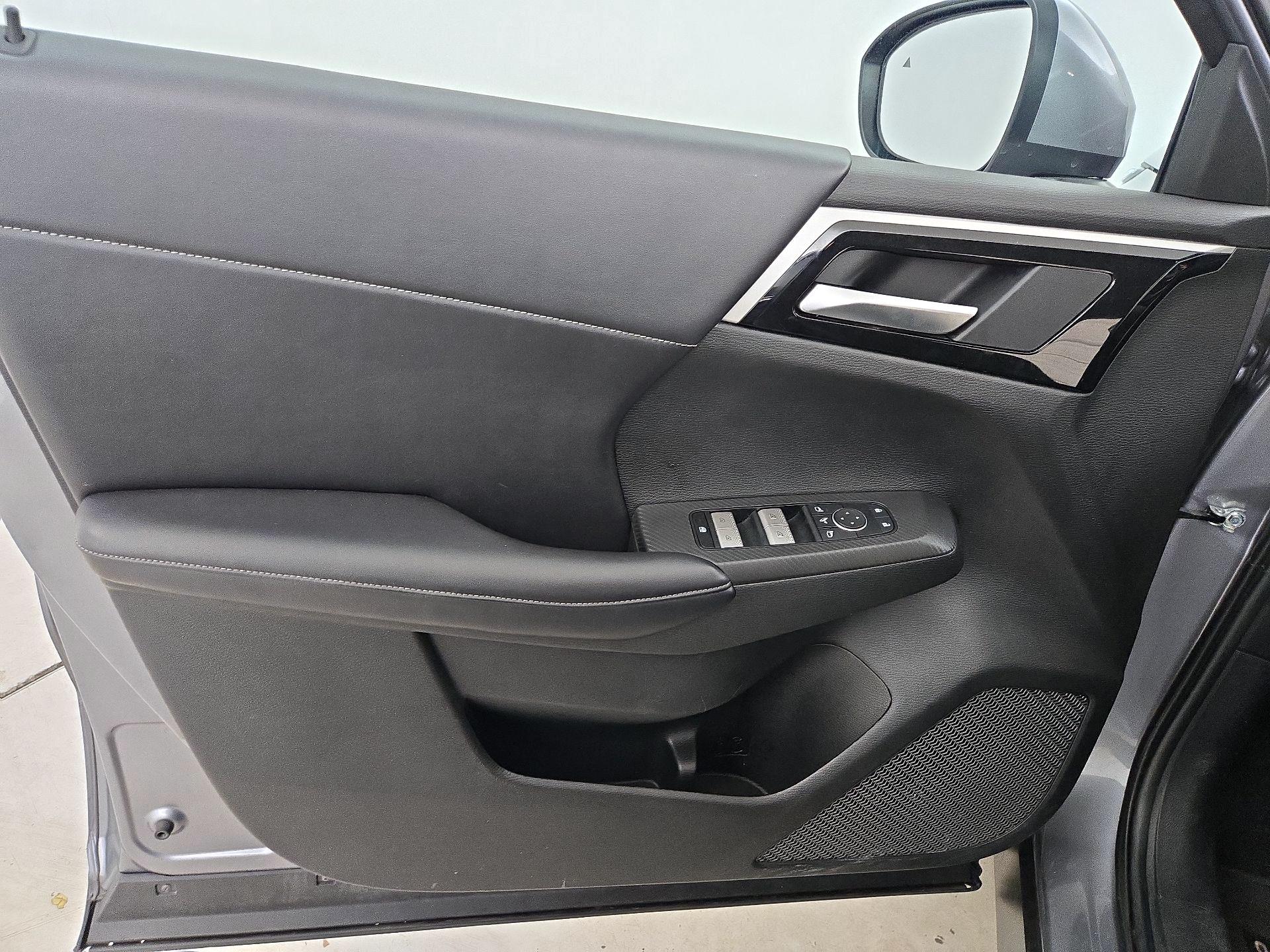 Thumbnail: 2024 Mitsubishi Outlander - 12