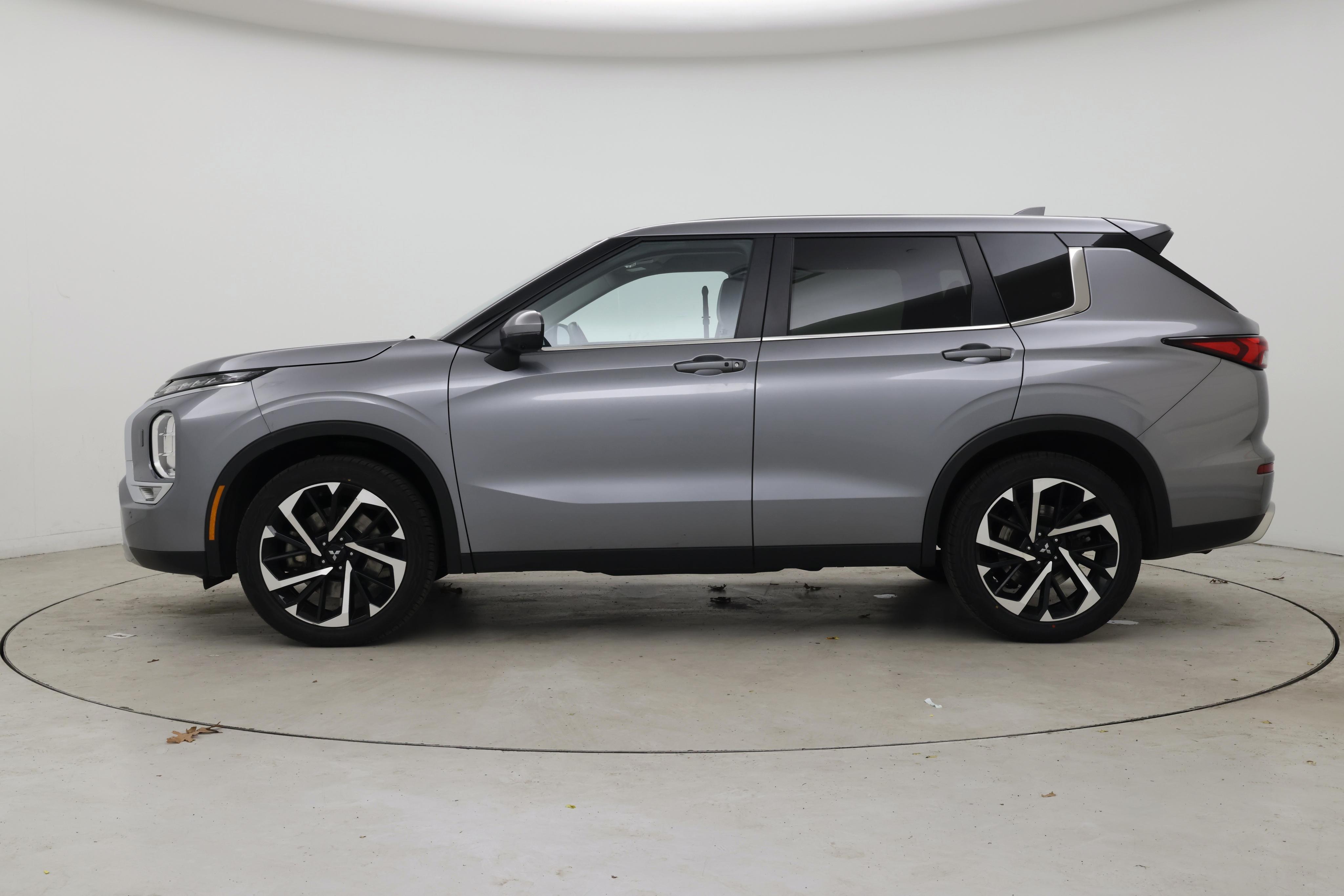 Thumbnail: 2024 Mitsubishi Outlander - 3