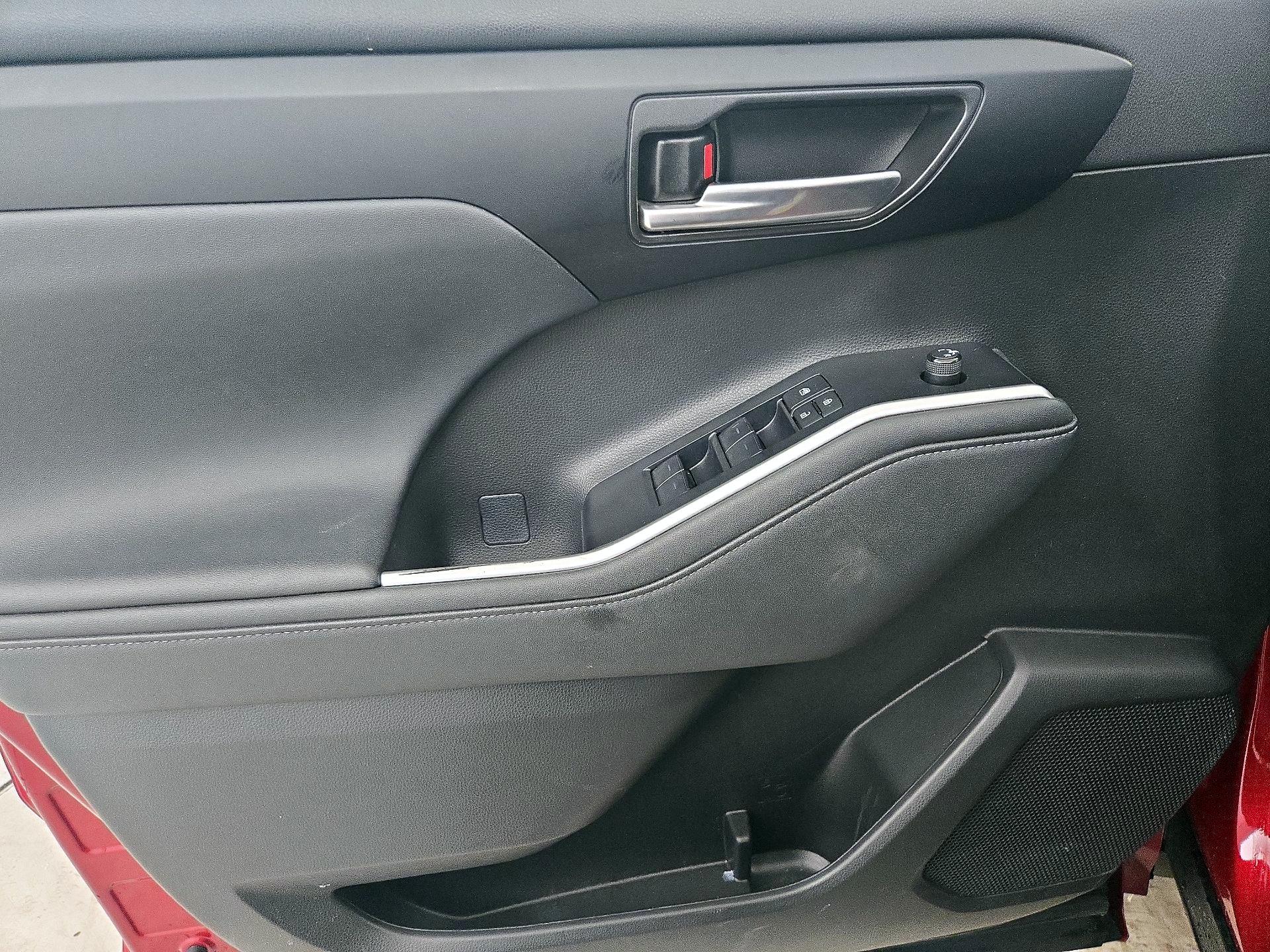 Thumbnail: 2023 Toyota Highlander - 12