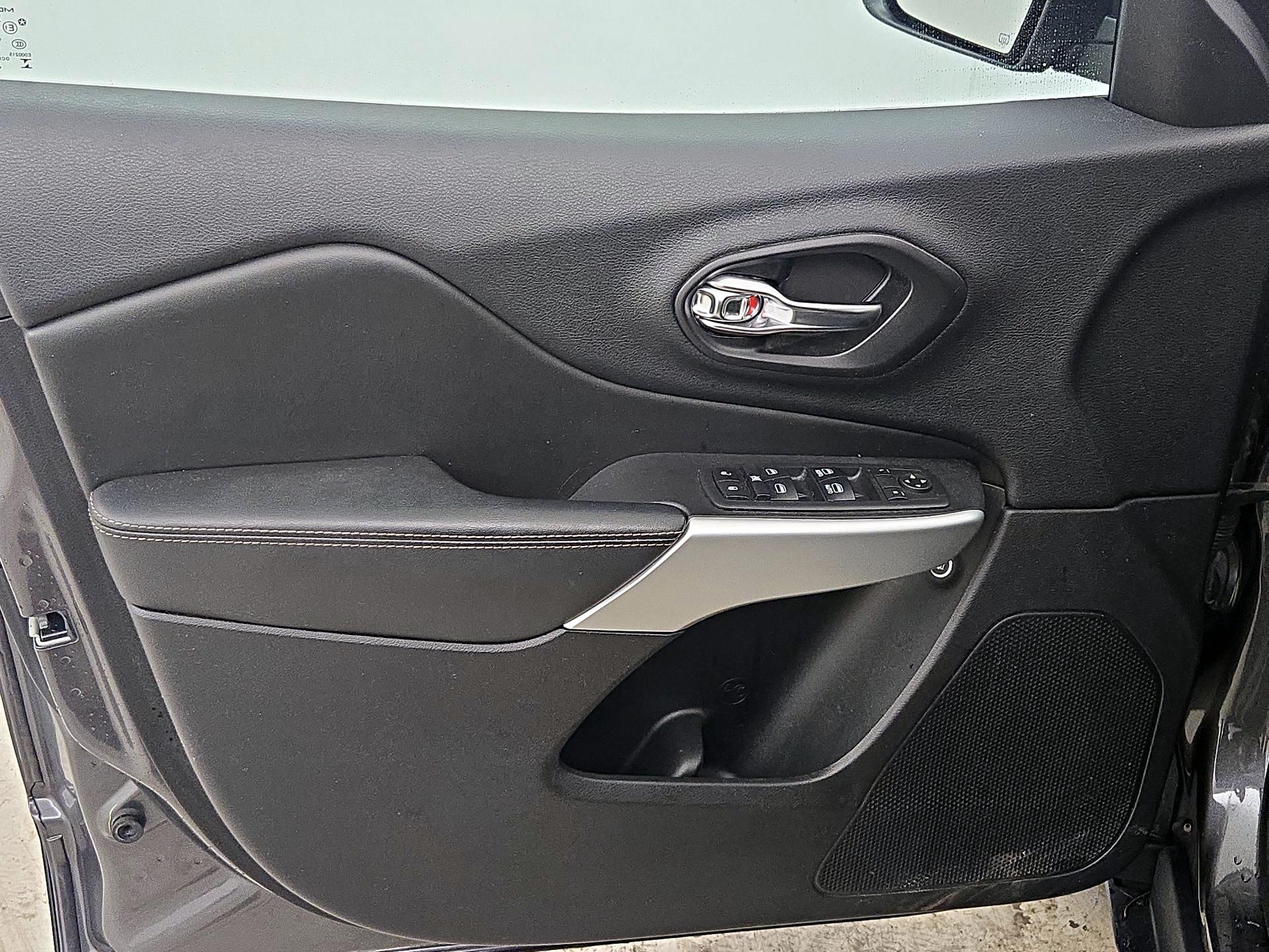 Thumbnail: 2018 Jeep Cherokee - 12