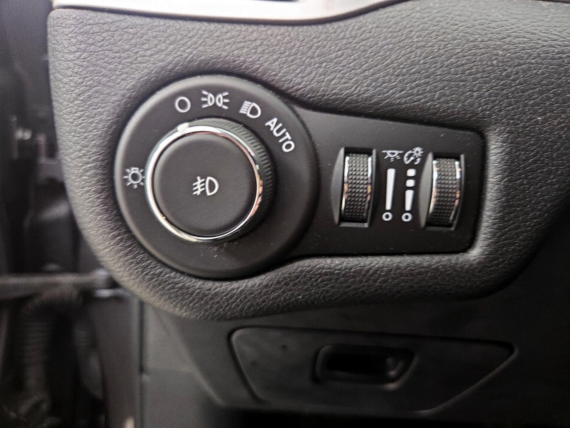 Thumbnail: 2018 Jeep Cherokee - 13