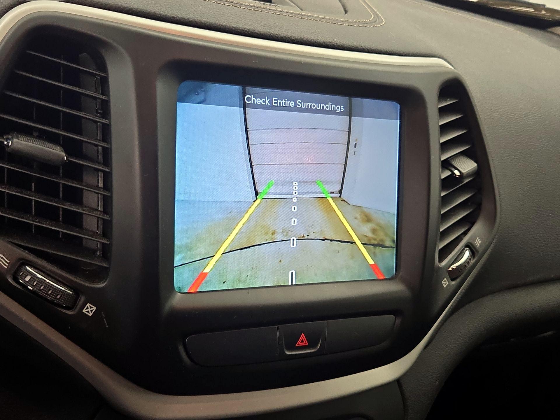 Thumbnail: 2018 Jeep Cherokee - 14