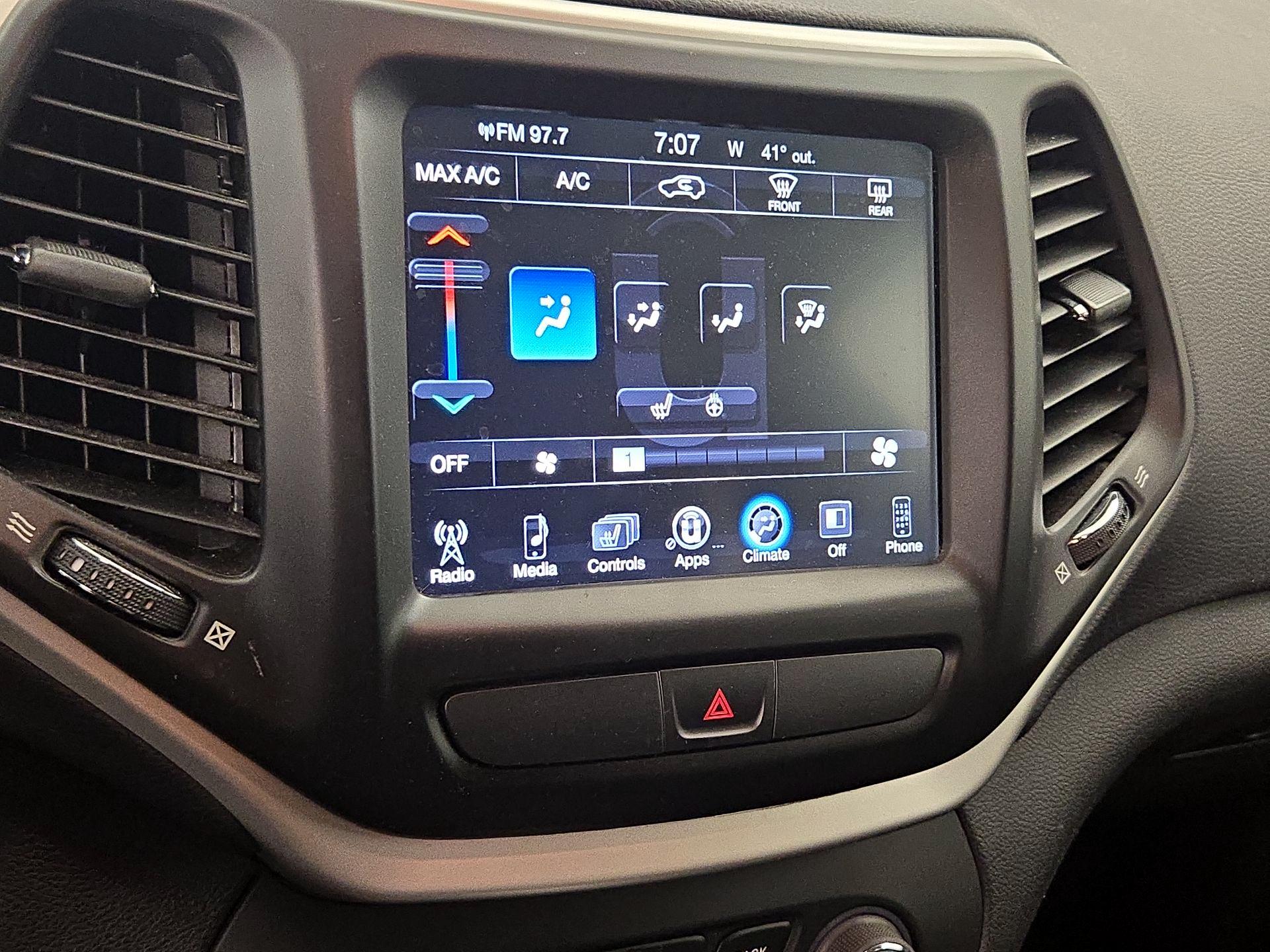 Thumbnail: 2018 Jeep Cherokee - 16