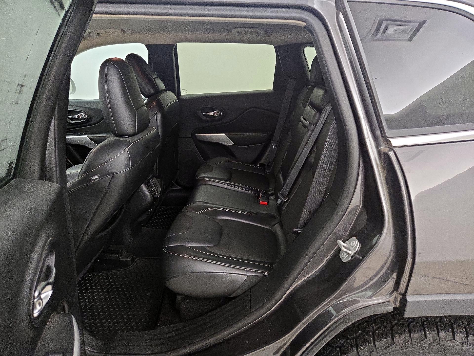 Thumbnail: 2018 Jeep Cherokee - 19