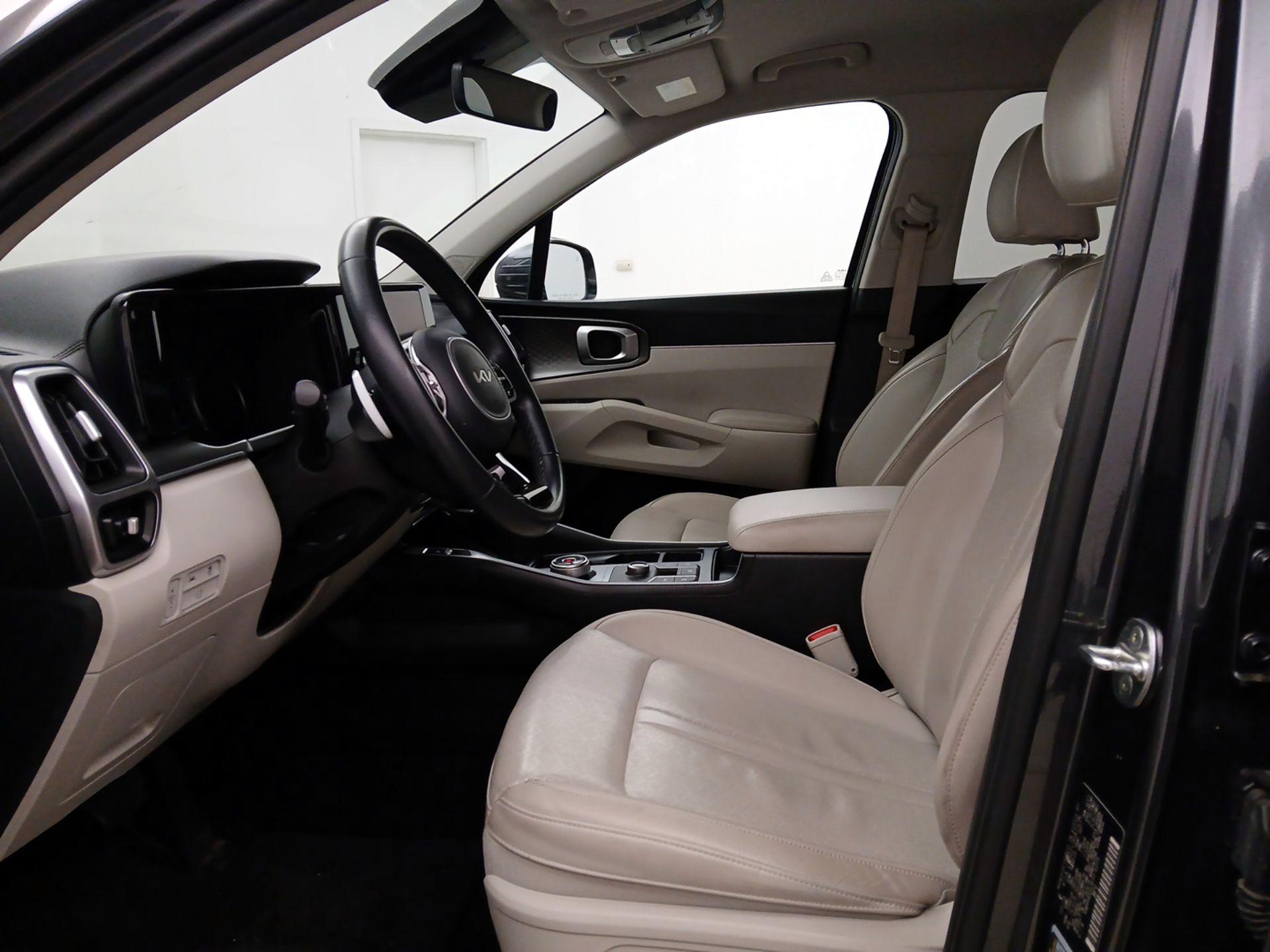 Thumbnail: 2023 Kia Sorento - 11