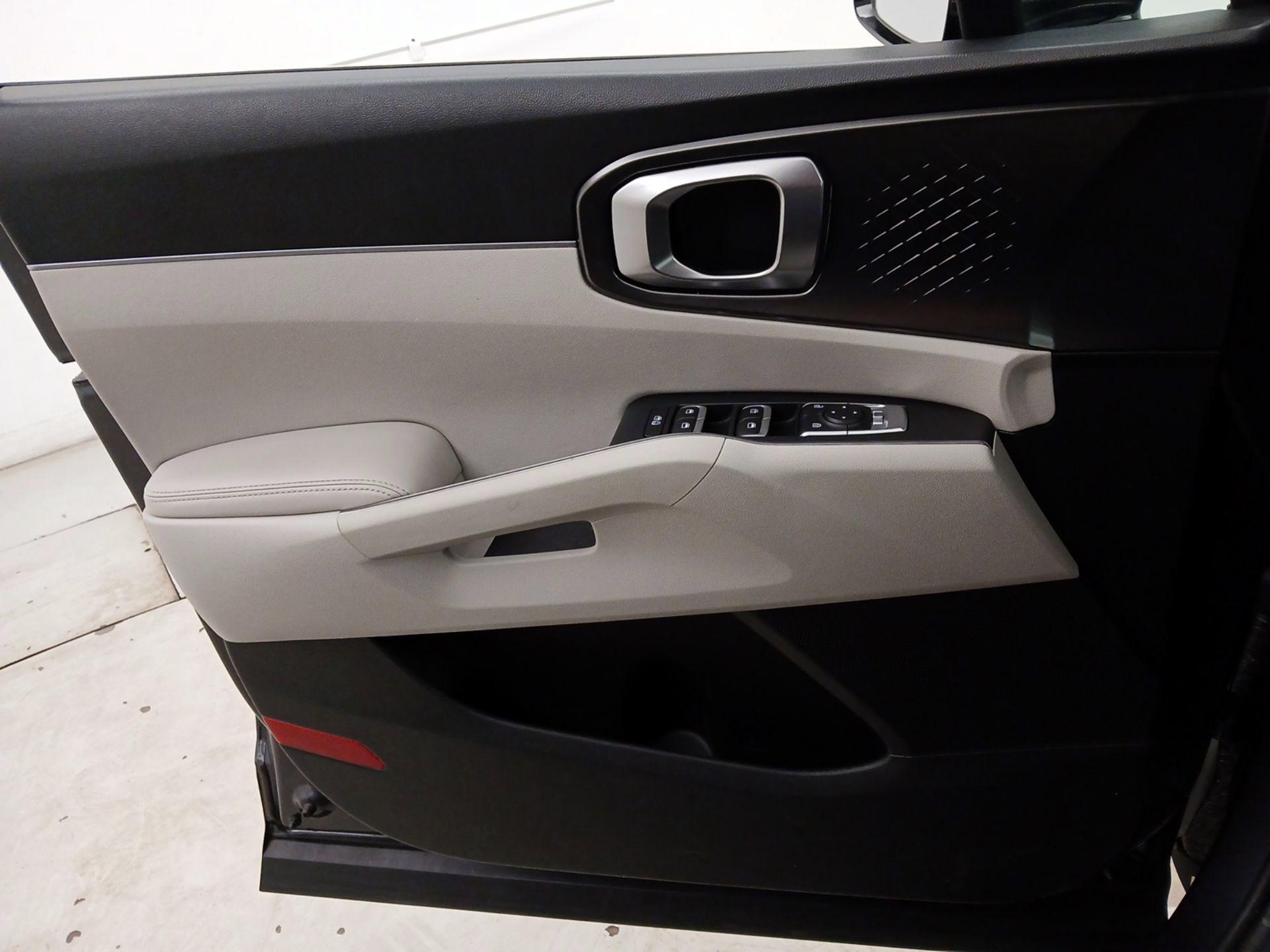 Thumbnail: 2023 Kia Sorento - 12